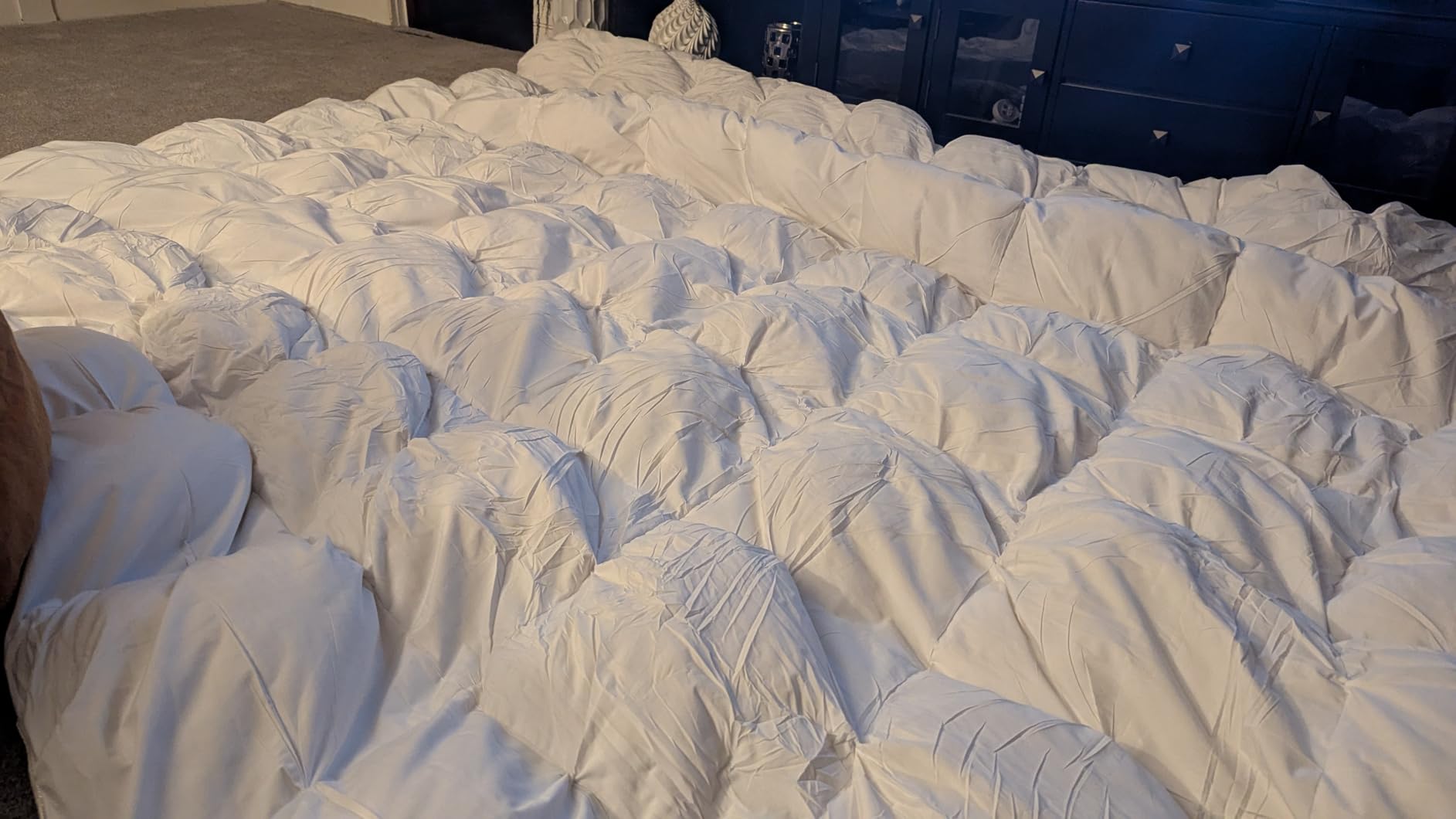 Luxurious All-Season Goose Down Feather Fiber Comforter Queen Size Duvet Insert, Exquisite Pinch Pleat Design, Premium Baffle Box, 100% Egyptian Cotton Cover, 55 oz. Fill Weight, White customer photo 1