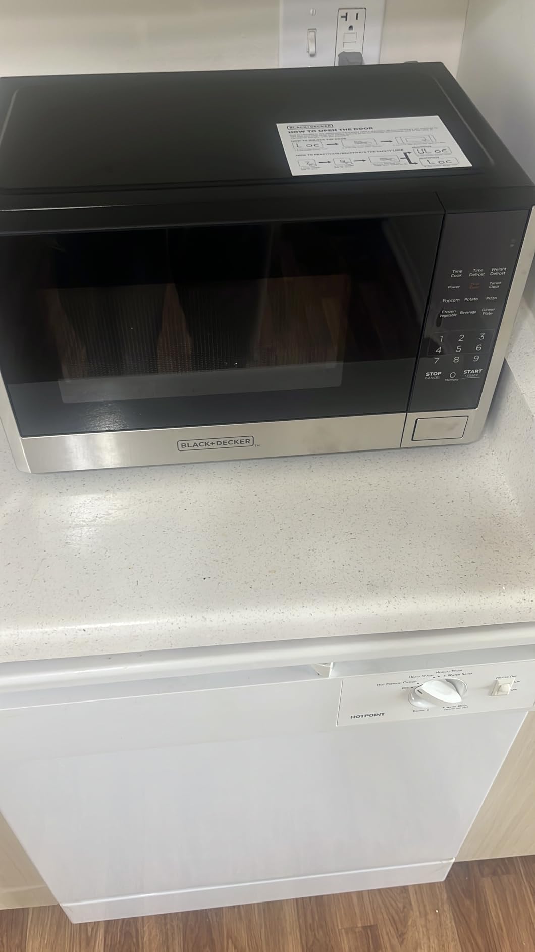 BLACK+DECKER Digital Microwave Oven with Turntable Push-Button Door, Child Safety Lock, Stainless Steel, 0.9 Cu Ft customer photo 1