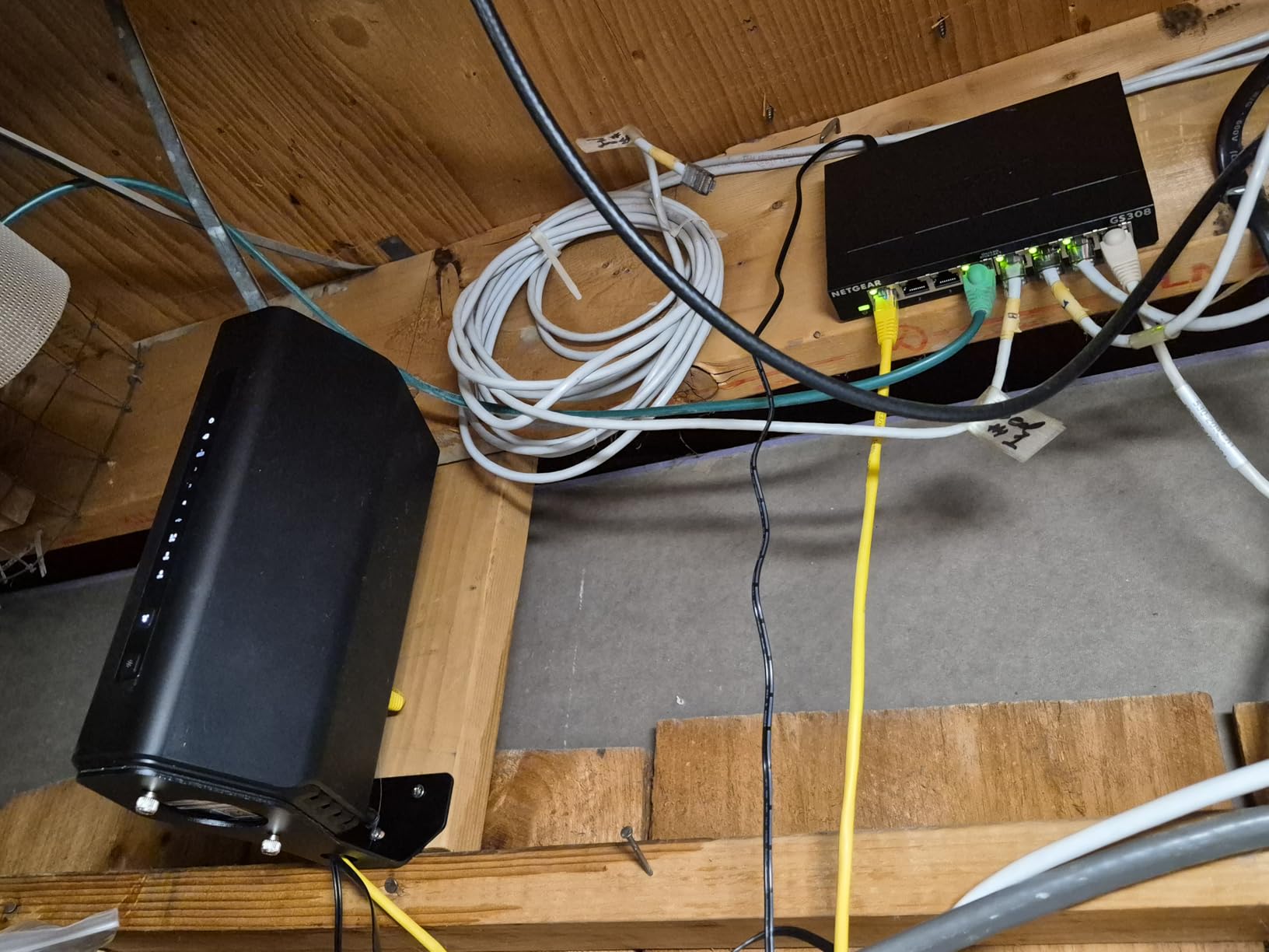 NETGEAR 5-Port Gigabit Ethernet Unmanaged Essentials Switch (GS305) - Home Network Hub, Office Ethernet Splitter, Plug-and-Play, Silent Operation, Desktop or Wall Mount customer photo 2
