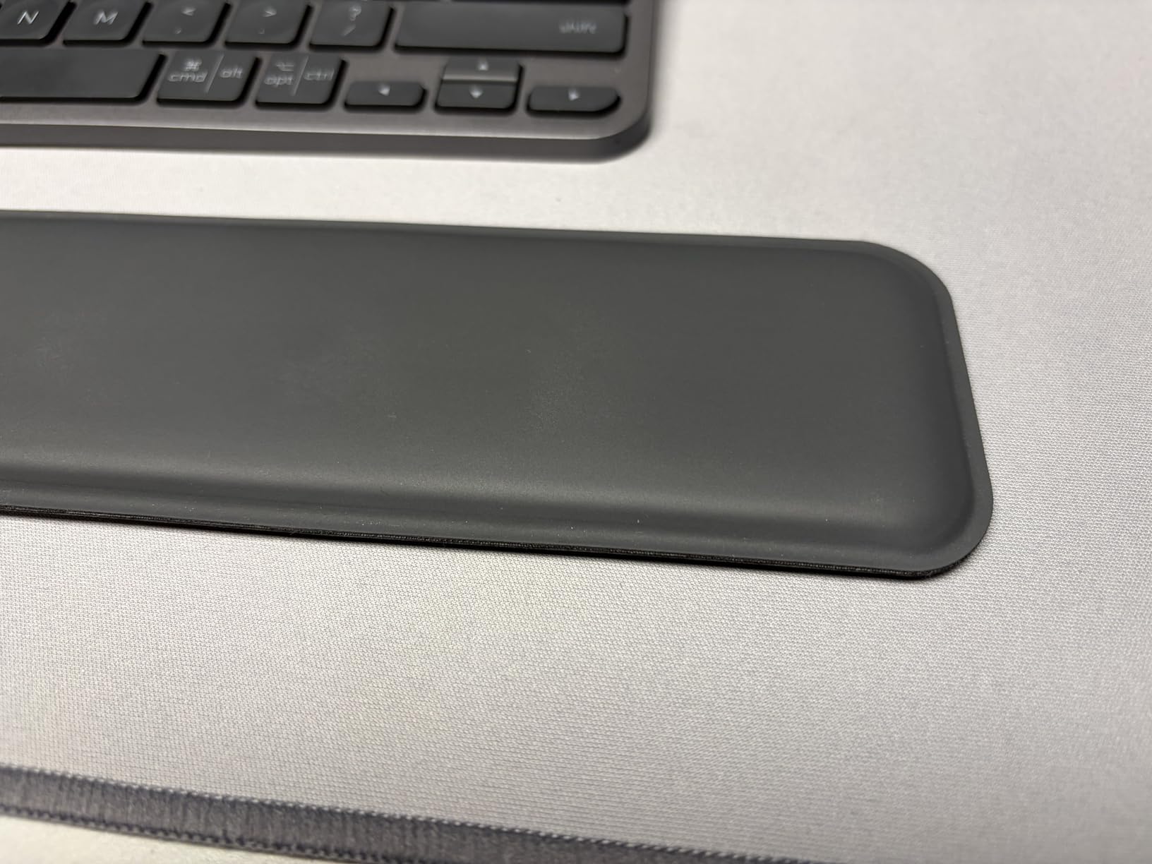 Logitech Palm Rest for MX Keys, Premium, USB Connectivity, No-Slip Support for Hours of Comfortable Typing, Black customer photo 1