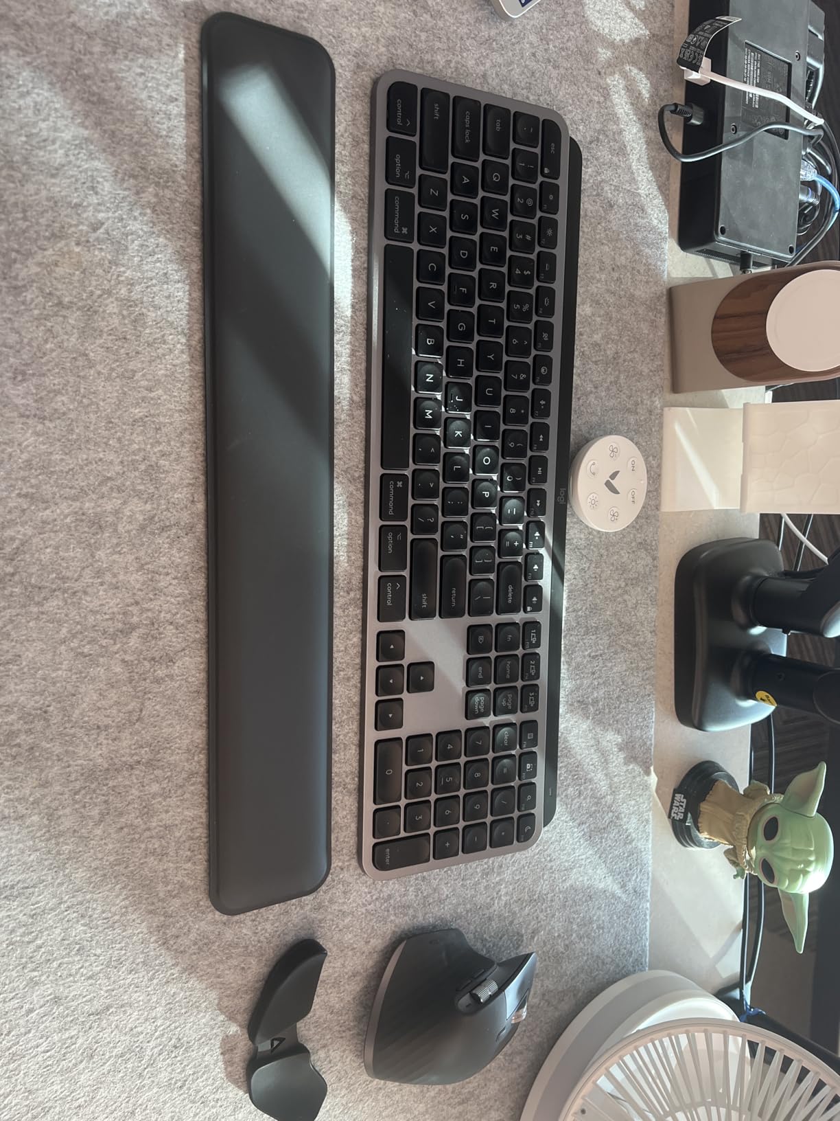 Logitech Palm Rest for MX Keys, Premium, USB Connectivity, No-Slip Support for Hours of Comfortable Typing, Black customer photo 2