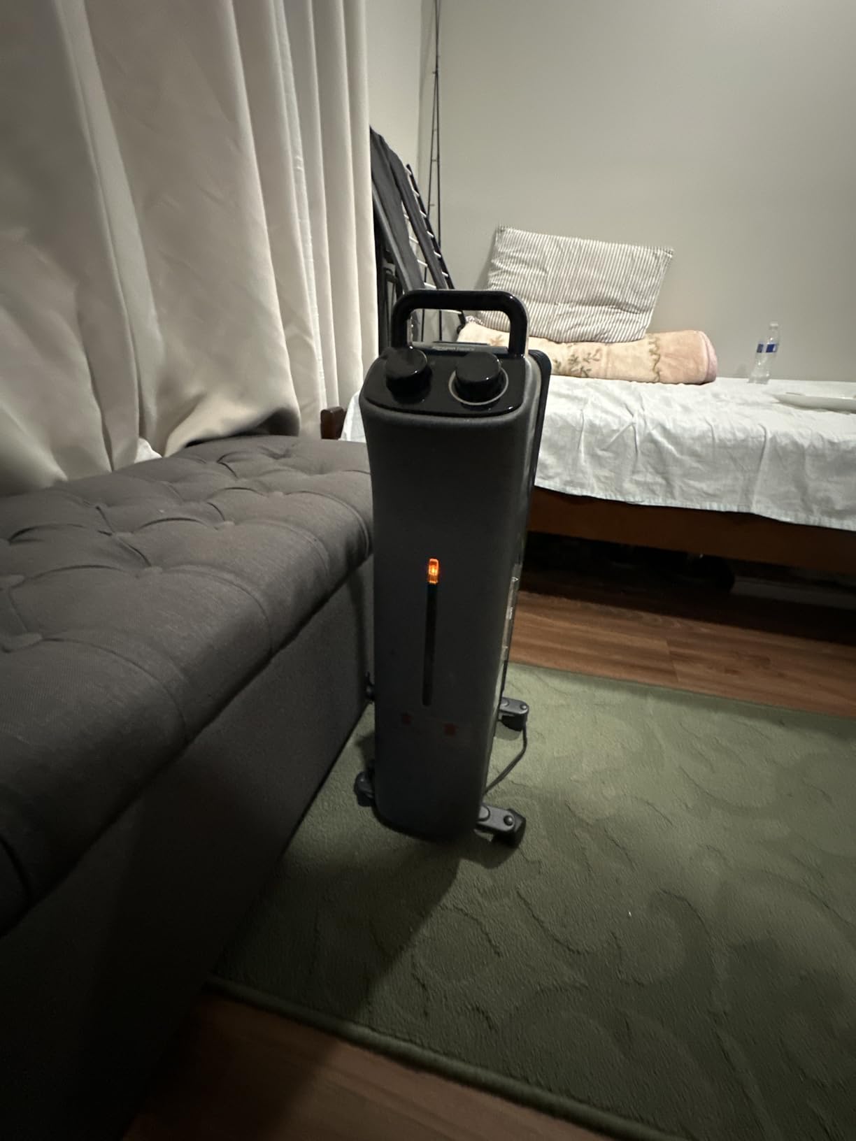 Amazon Basics Portable Oil Space Heater with Remote Control, 7 Oil-Filled Fins, Adjustable Thermostat, 3 Heat Settings, Tip-Over and Overheat Protection, ETL Safety Certificate, 1500W, Black customer photo 1
