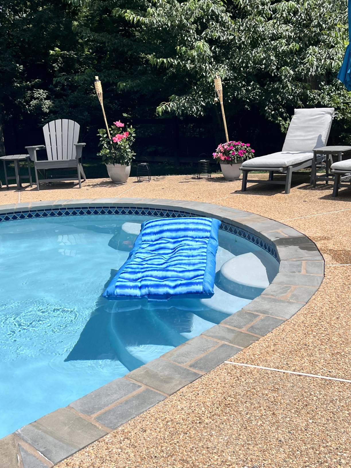 Big Joe Kona No Inflation Needed Pool Lounger with Headrest, Blurred Blue Double Sided Mesh, 5.5ft Big customer photo 1