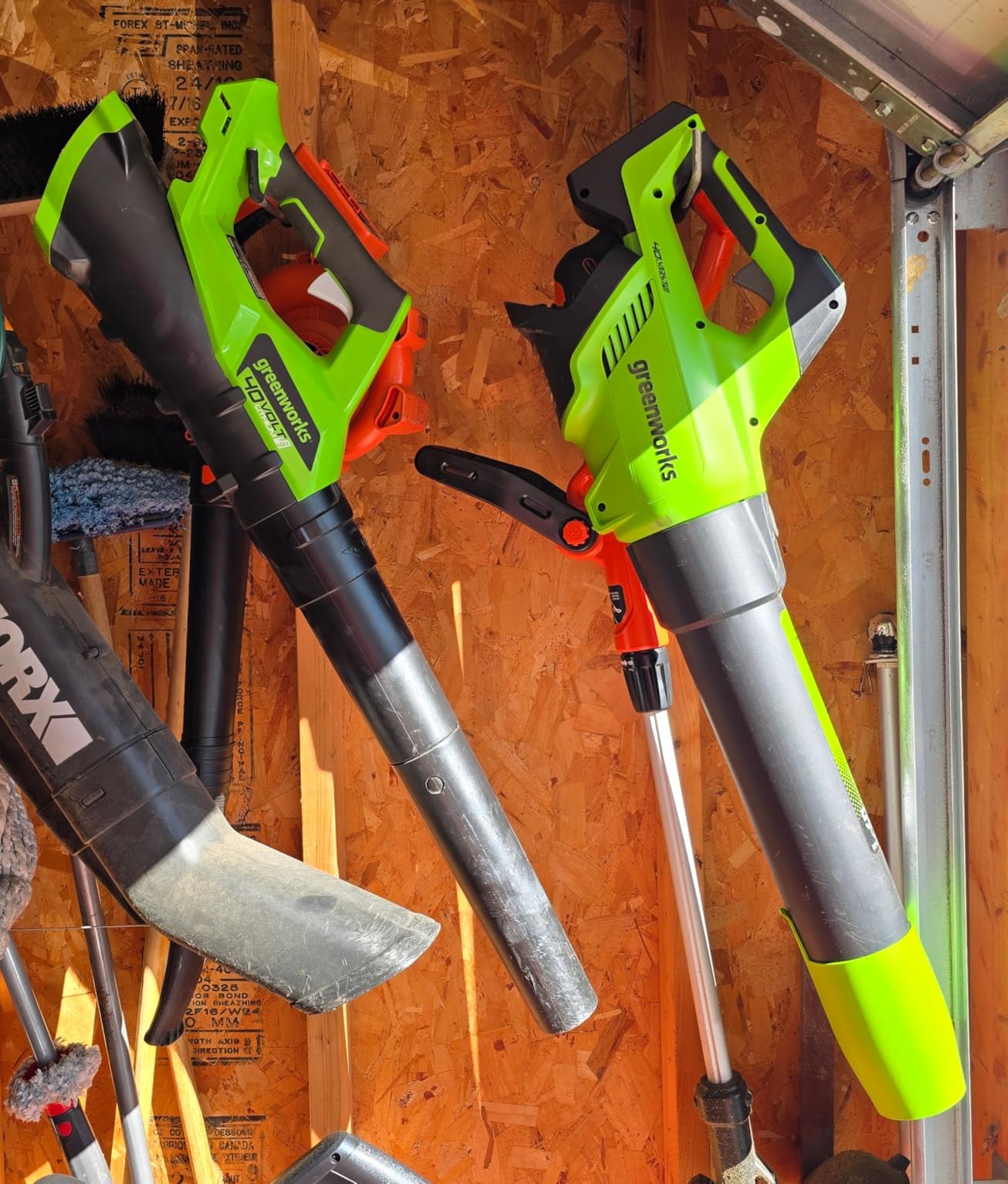 Greenworks 40V (130 MPH / 550 CFM) Brushless Axial Leaf Blower, Ultra-Powerful for Wet Leaves, Heavy Debris, Gravel and Driveway Snow, Includes 4.0Ah Battery and Charger customer photo 1