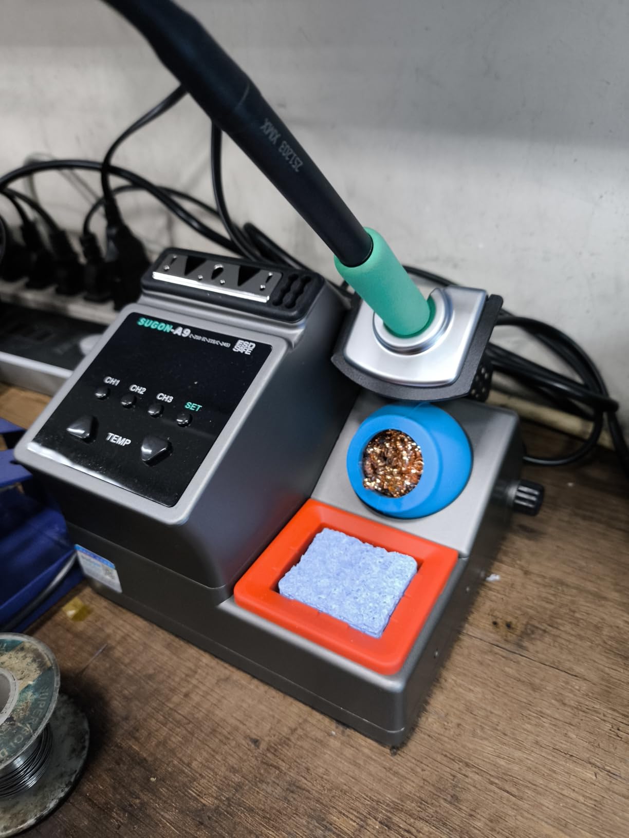 SUGON A9 245 Soldering Station, 120W Soldering Iron Station Kit, 3 Seconds Fast Heating up 716℉, 212℉-842℉, 3 Temperature Storage, ℃/℉, 3 Soldering Iron Tips, Quick Change Soldering Iron Tips Holder customer photo 1