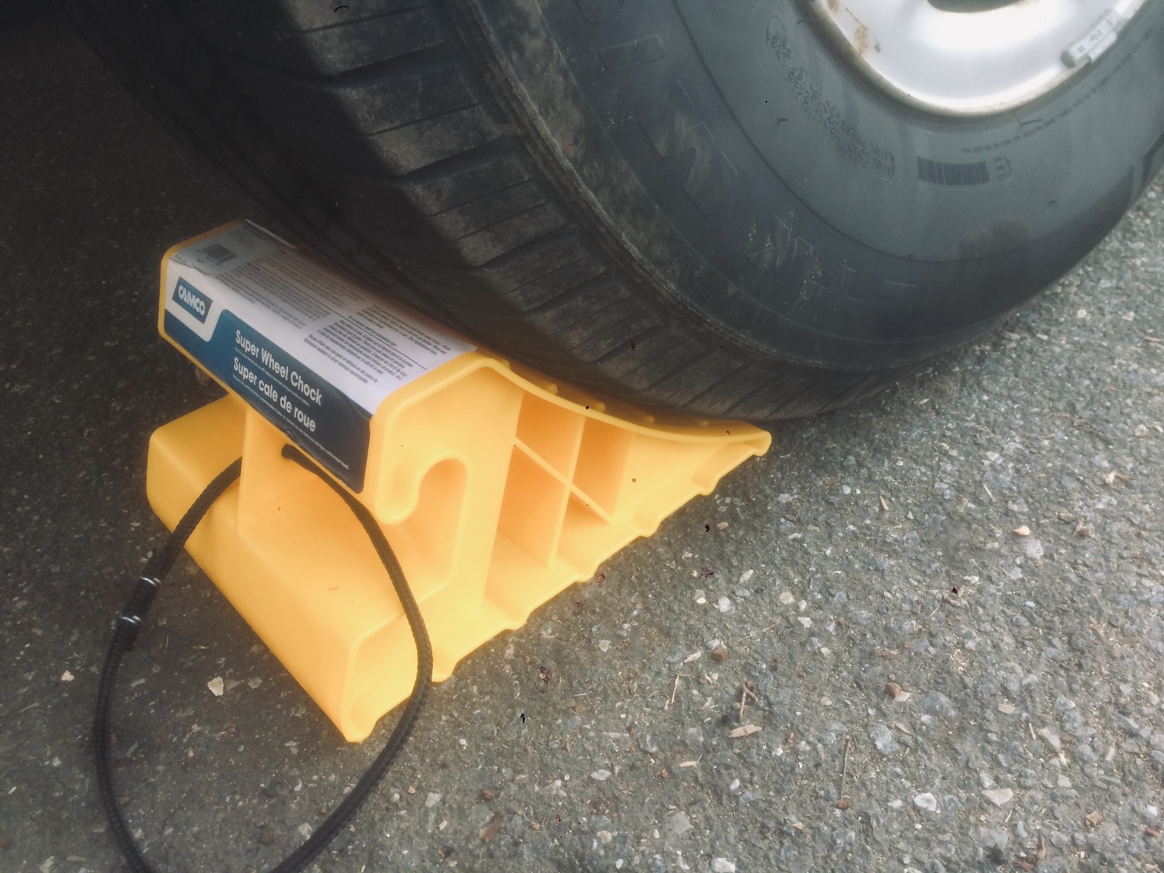Camco Dual Standard RV Wheel Chock w/Rope - Heavy Duty Trailer Wheel Chock Constructed of Durable Plastic w/UV inhibitors - Features Rope Handle for Easy Removal - Use w/Tires Up to 26-in - 44470 customer photo 2