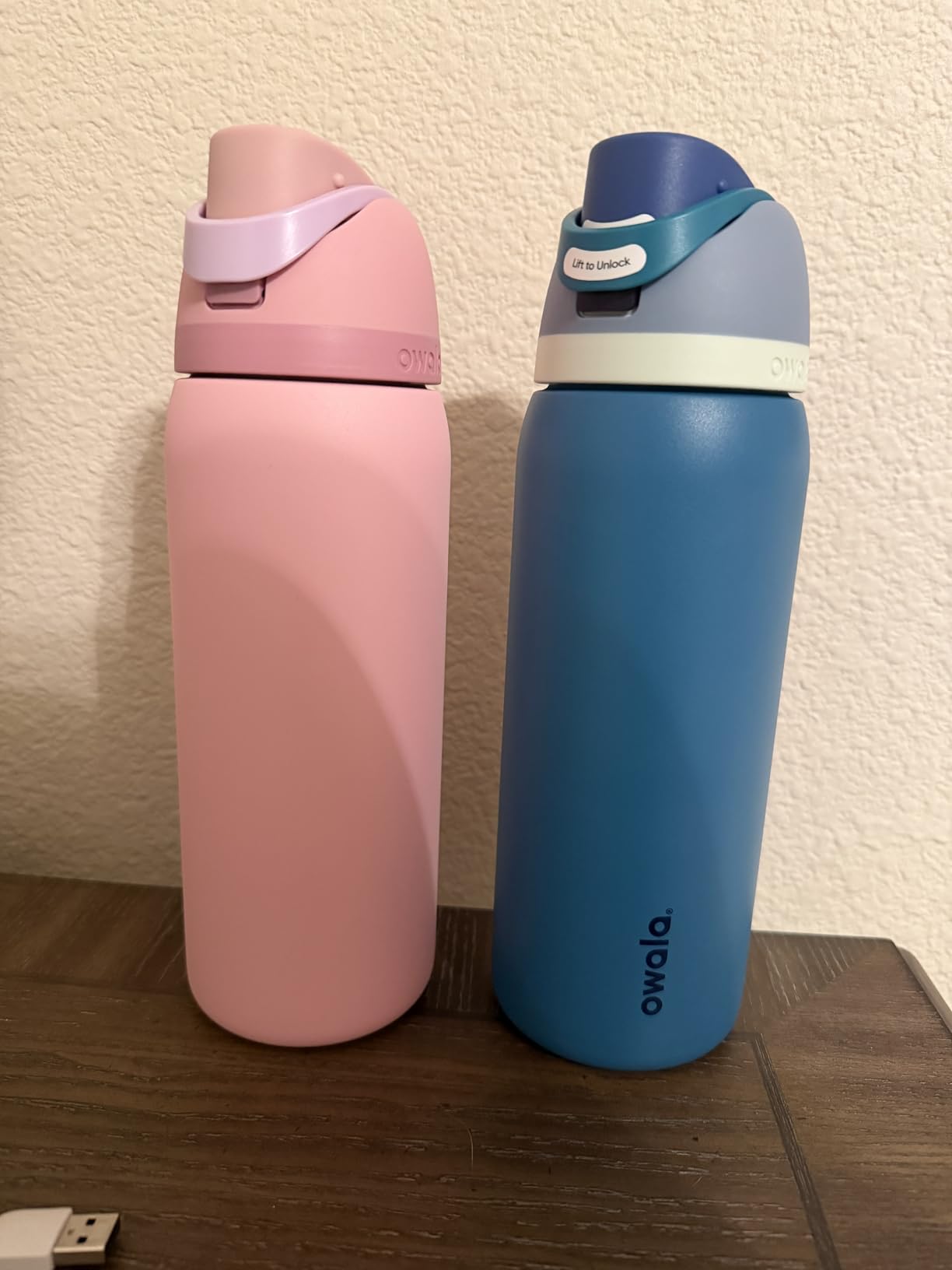 Owala FreeSip Insulated Stainless Steel Water Bottle with Straw, BPA-Free Sports Water Bottle, Great for Travel, 40 Oz, Very, Very Dark customer photo 2