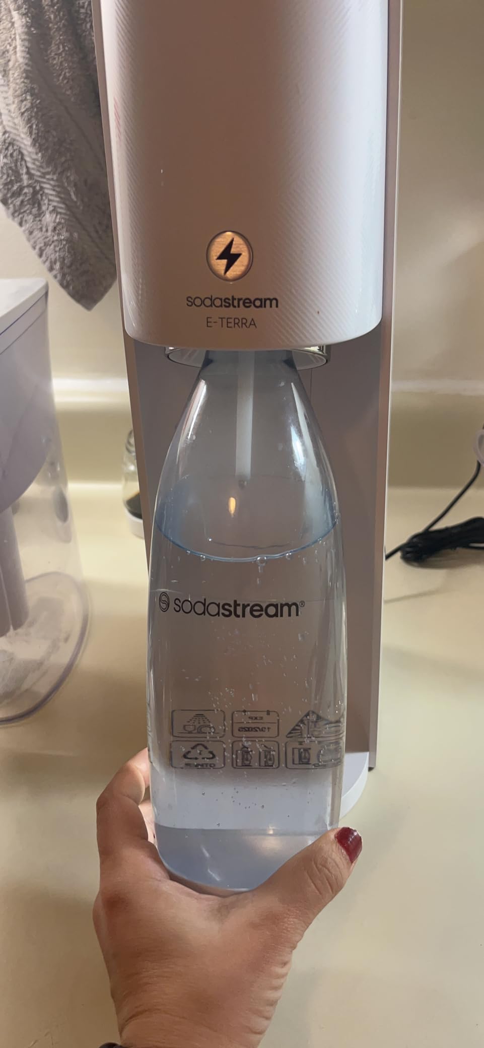 SodaStream E-TERRA Sparkling Water Maker (White) with CO2 and Carbonating Bottle customer photo 2