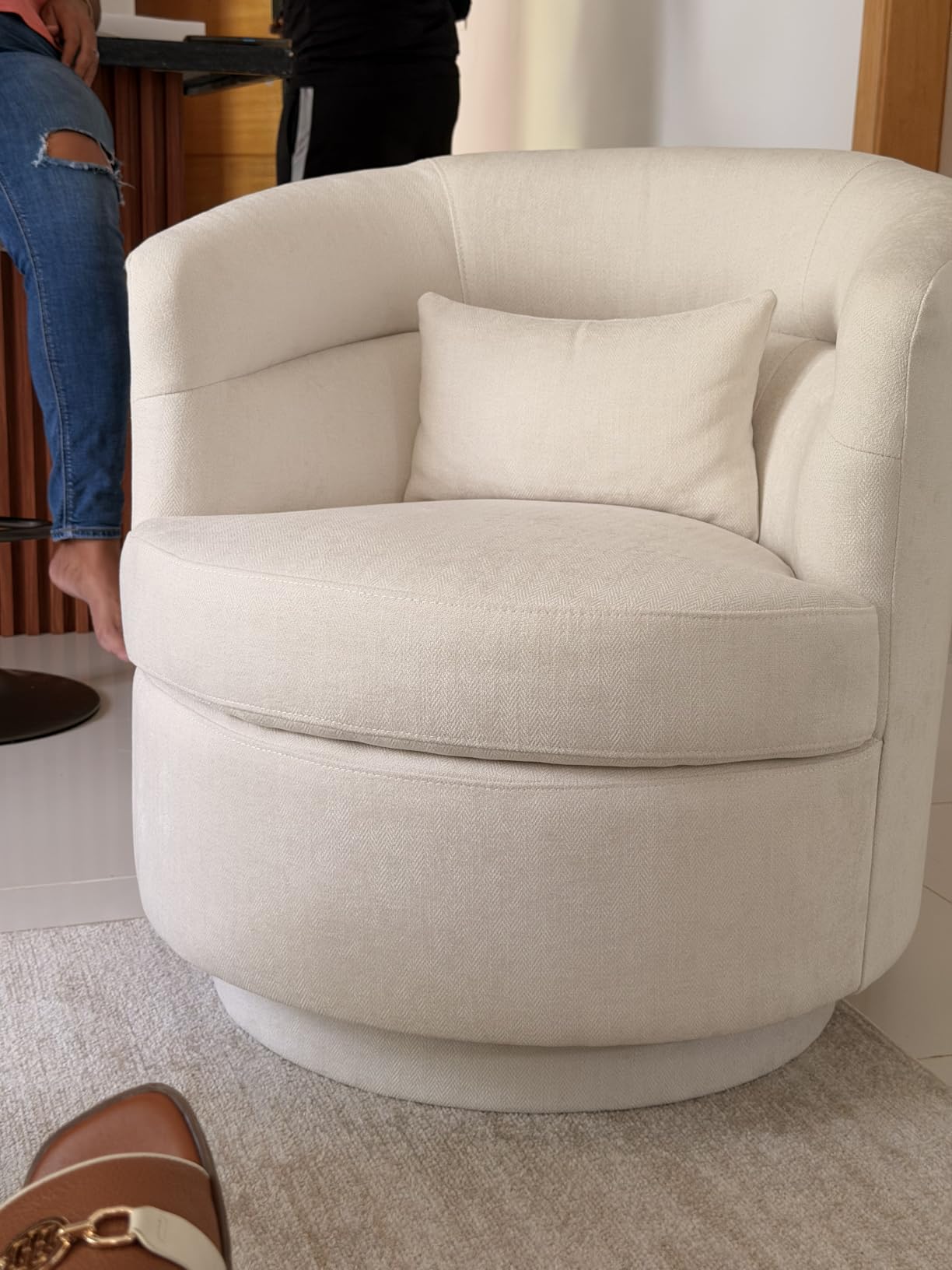 CANMOV Swivel Accent Chair, 360 Degree Round Swivel Barrel Chair with Pillow, Upholstered Comfy Barrel Armchair Single Club Sofa Chair for Living Room, Bedroom, Reading Room, Beige customer photo 1