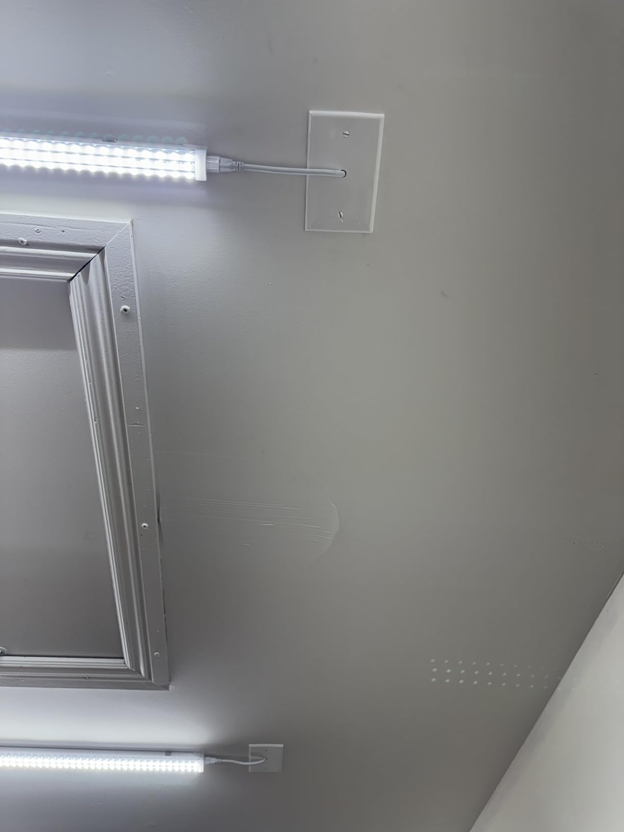 Ensenrior 4FT LED Shop Lights - 5000LM 6000K Ultra Bright Daylight, T8 Commercial Bay Lighting, LED Lights for Garage/Shop/Basement, 36W (139 LM/W), Linkable, Plug & Play, ETL & FCC Certified, 4 Pack customer photo 2