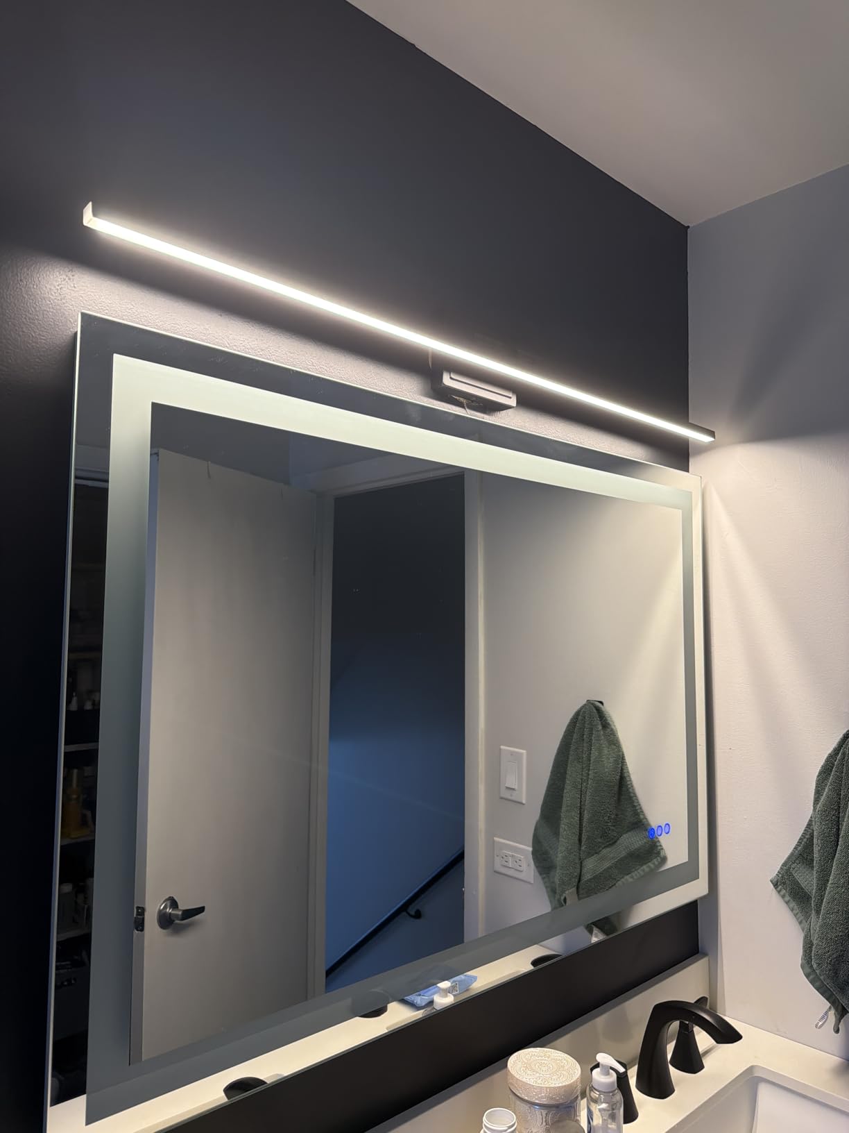 VOLISUN Modern Bathroom Vanity Light 31.5 inch, Rotatable, 18W Dimmable 5CCT Led Bathroom Light Fixture Over Mirror, Black Bar Vanity Light for Bathroom Mirror Cabinets-ETL Certificated customer photo 1