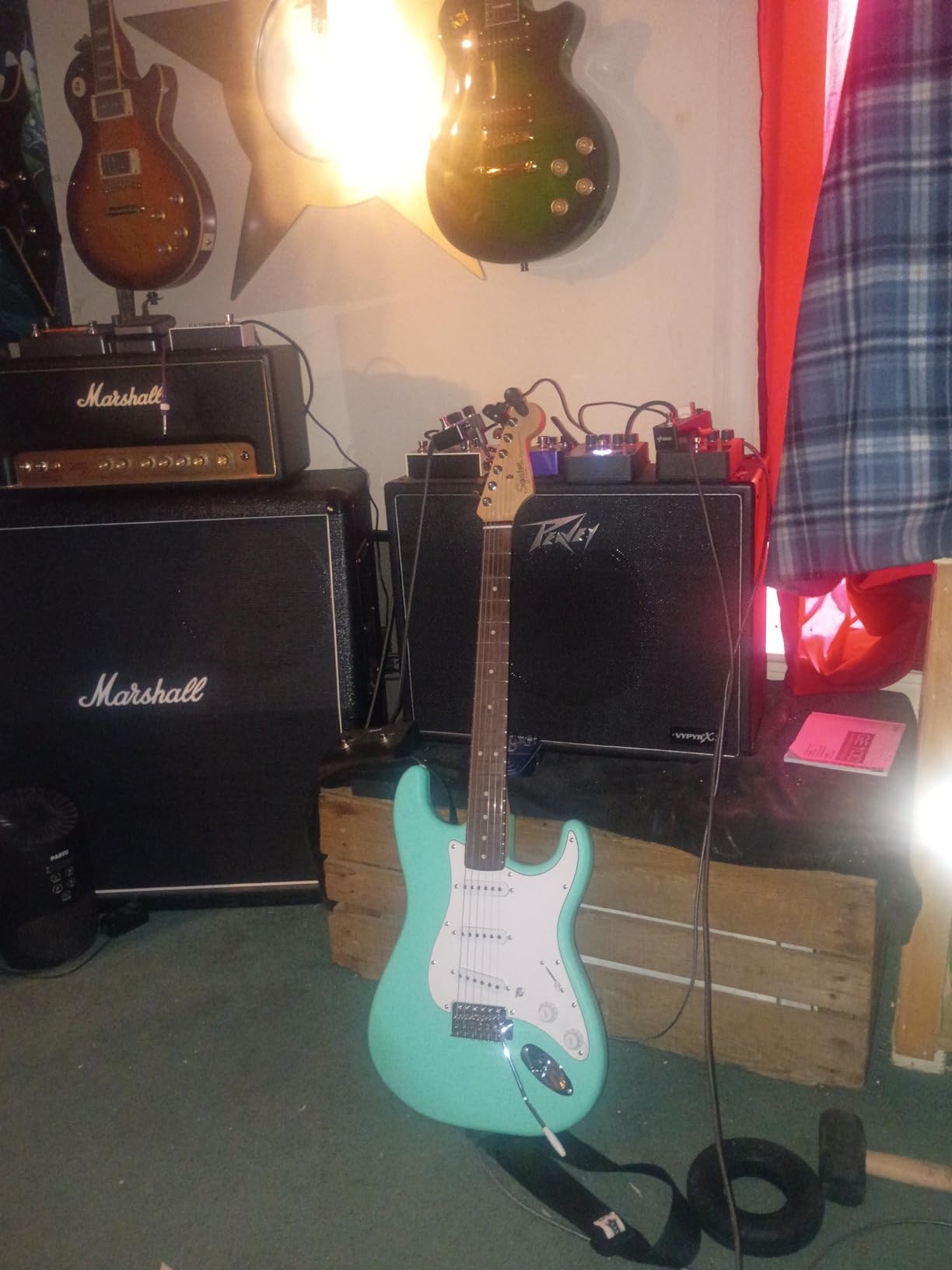 Squier Debut Series Stratocaster Electric Guitar, Beginner Guitar, with 2-Year Warranty, Includes Free Lessons, Black with Matte Finish customer photo 1