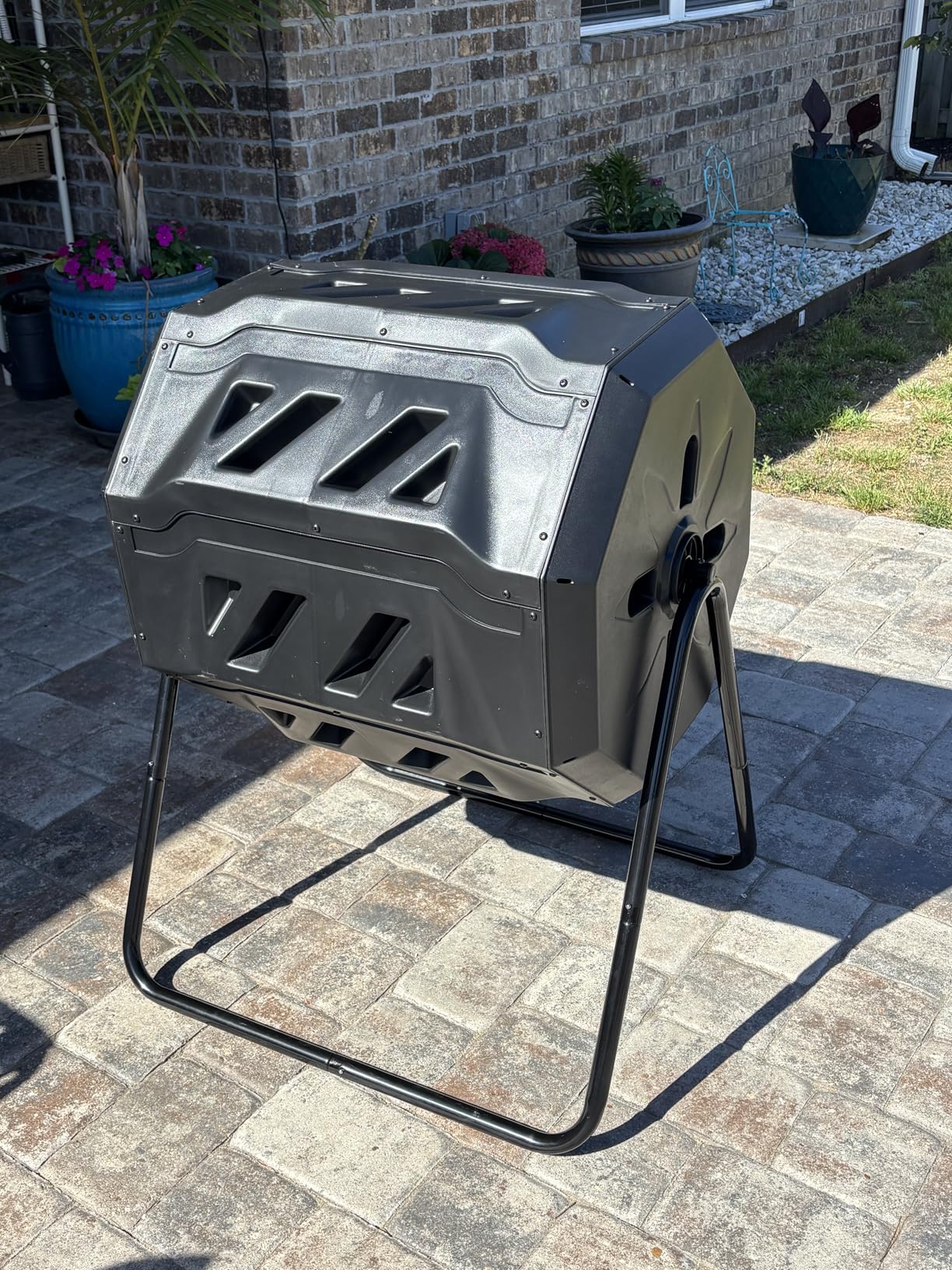 East Oak Dual Chamber Outdoor Compost Tumbler, 2 x 18.5 Gallon Compost Bin, Rotating Composter with Aeration and Locking System customer photo 1