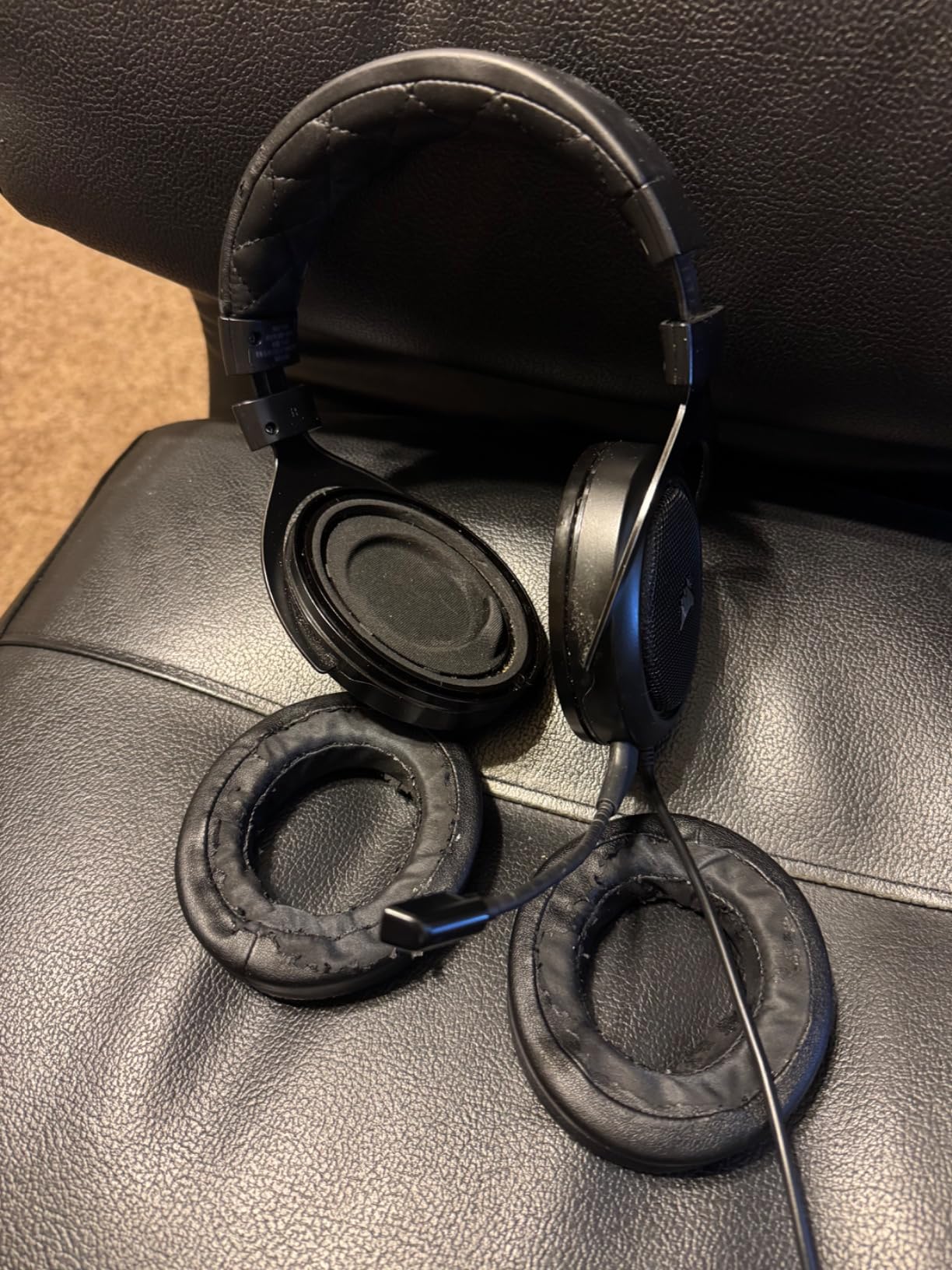 Corsair HS35 v2 Multiplatform Wired Gaming Headset - Flexible Omni-Directional Microphone - Universal 3.5mm Connection - PC, Mac, PS5, PS4, Xbox, Nintendo Switch, Mobile - Carbon customer photo 1