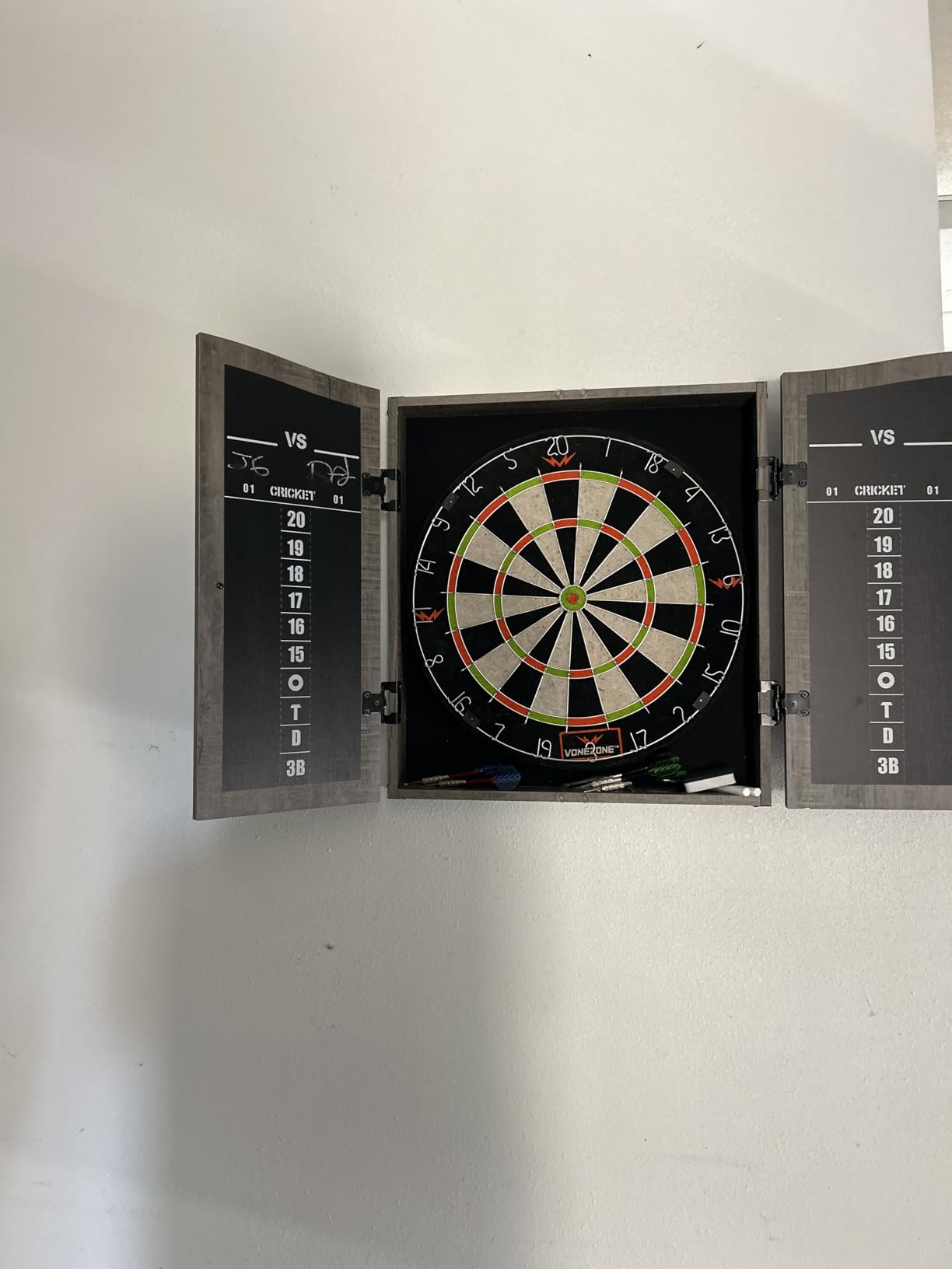 Dartboard Cabinet Set with 18