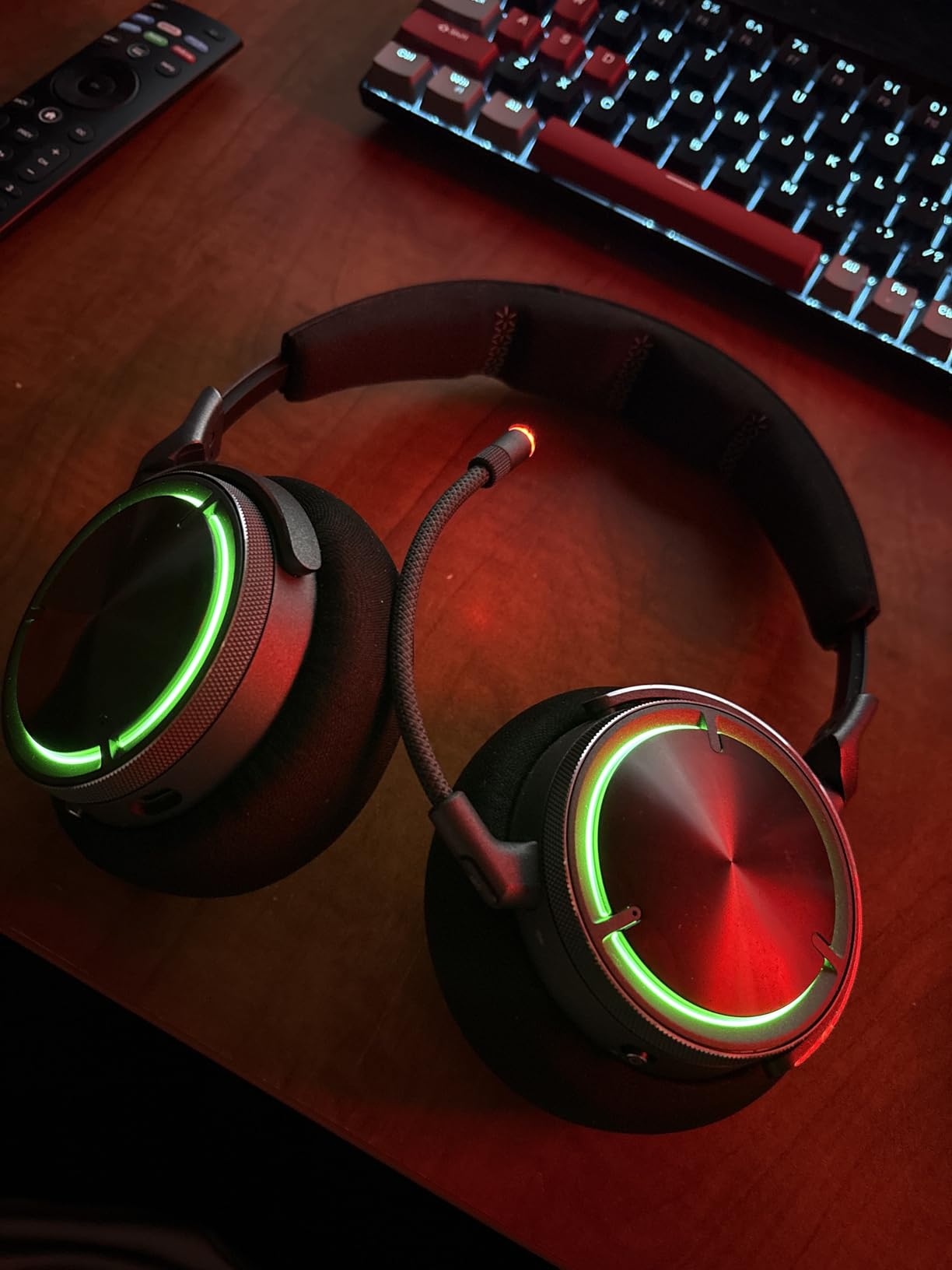 Corsair Virtuoso MAX Wireless Gaming Headset - Dolby Atmos, Active Noise Cancelling, Sonarworks SoundID, Simultaneous 2.4GHz Wireless & Bluetooth, 50mm Graphene Drivers, PC, Mac, PS5/PS4 - Carbon customer photo 1
