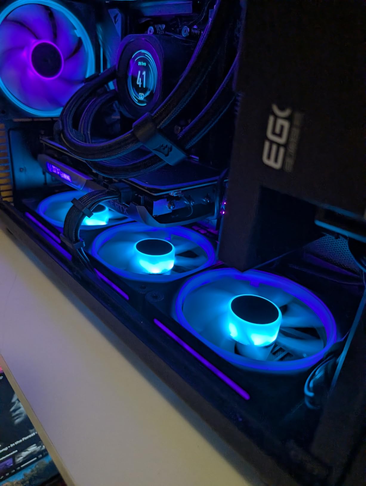 CORSAIR iCUE Link LX120-R RGB 120mm PWM Reverse Fans - Triple Fan Kit - Low-Noise, Magnetic Dome Bearing, Dual Light Loops, CORSAIR QuikTurn Screws, Zero RPM Mode - Black customer photo 1