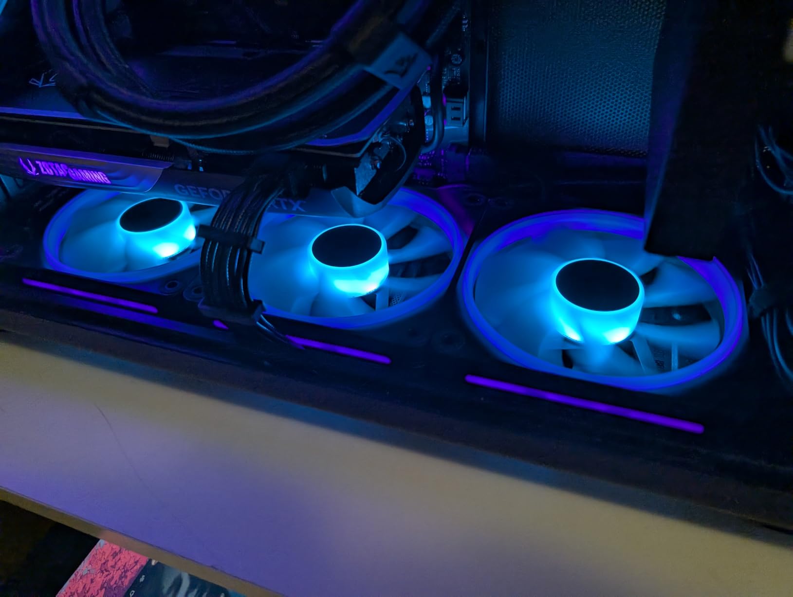 CORSAIR iCUE Link LX120-R RGB 120mm PWM Reverse Fans - Triple Fan Kit - Low-Noise, Magnetic Dome Bearing, Dual Light Loops, CORSAIR QuikTurn Screws, Zero RPM Mode - Black customer photo 2