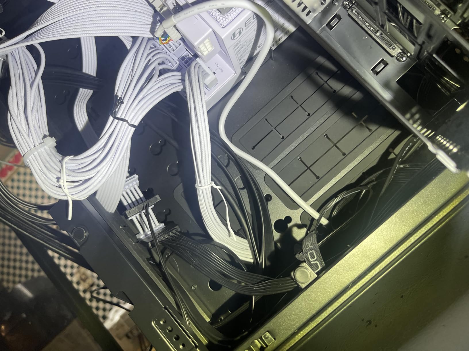 Lian Li EDGE1200W Fully Modular Low-Noise ATX Power Supply - ATX 3.1 & PCIE 5.1 Compliant - Cybenetics Gold Efficiency - 12V-2x6 Cable - L-Shape Design - with USB/Fan Hub - White (EG1200G.WH) customer photo 1