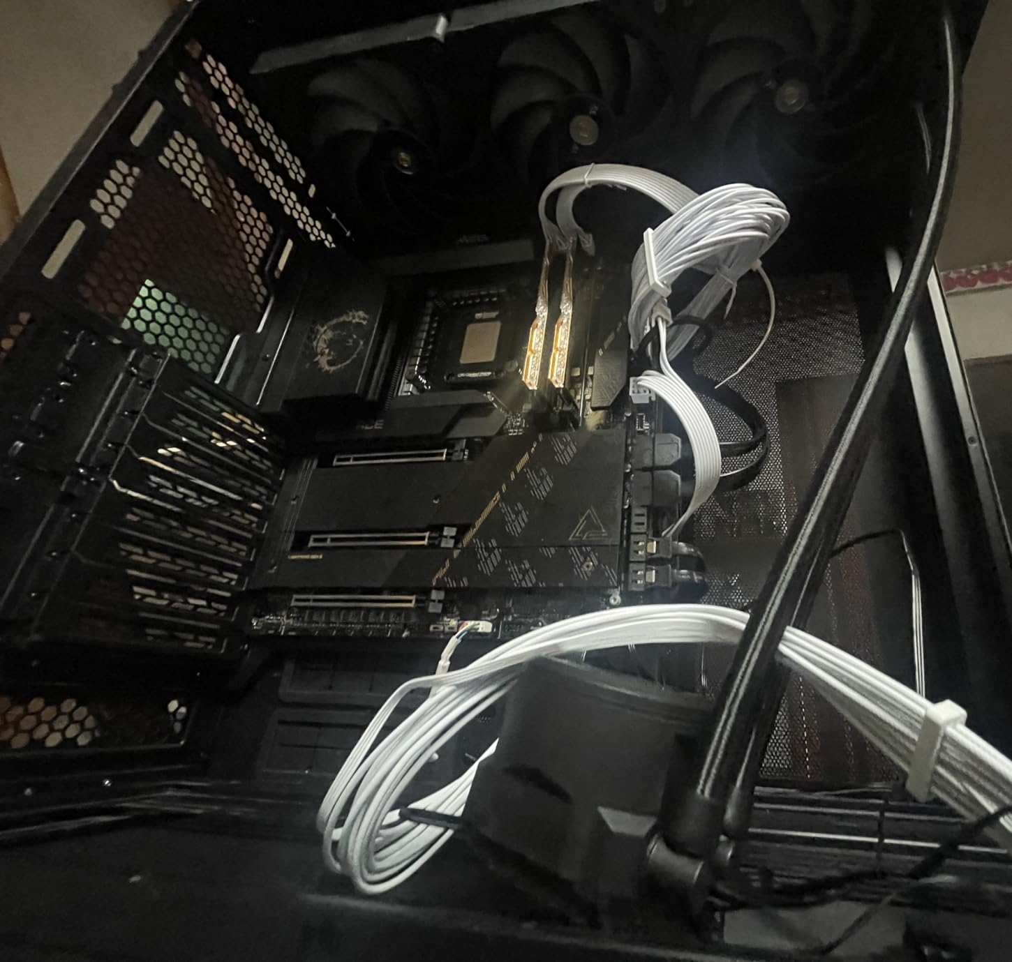 Lian Li EDGE1200W Fully Modular Low-Noise ATX Power Supply - ATX 3.1 & PCIE 5.1 Compliant - Cybenetics Gold Efficiency - 12V-2x6 Cable - L-Shape Design - with USB/Fan Hub - White (EG1200G.WH) customer photo 2