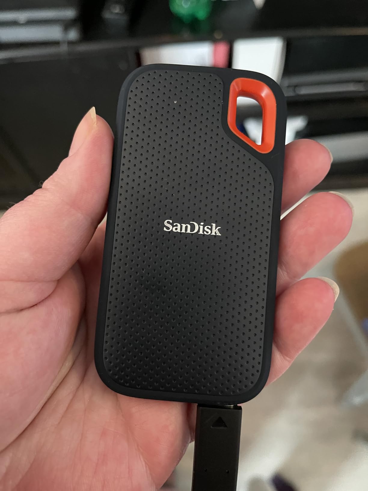 2TB SANDISK Extreme PRO Portable SSD with USB4, Up to 3800 MB/s Read and 3700MB/s Write, USB-C, USB 3.2, Backwards Compatible, IP65 Water and Dust Resistance - SDSSDE82-2T00-G25 customer photo 1