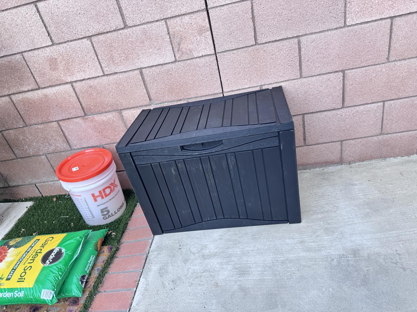 320 Gallon Resin Deck Box, Waterproof Outdoor Storage Bin for Patio Furniture, Pool Accessories, and Garden Tools, Lockable & UV-Resistant, Black customer photo 2