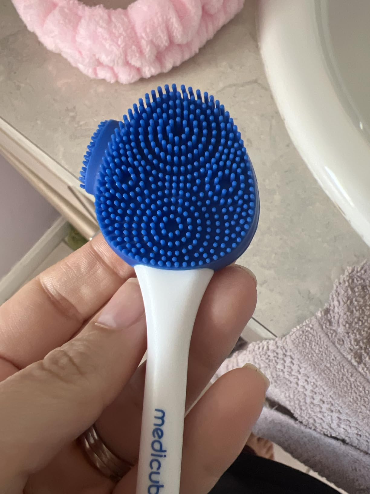 medicube Multi Pore Brush & Face Mask Applicator | 4-in-1 Silicone Jelly Brush for Deep Pore Cleansing, Face Mask Application & Gentle Face Massage | Kbeauty Skincare Tool | 1 Piece customer photo 2