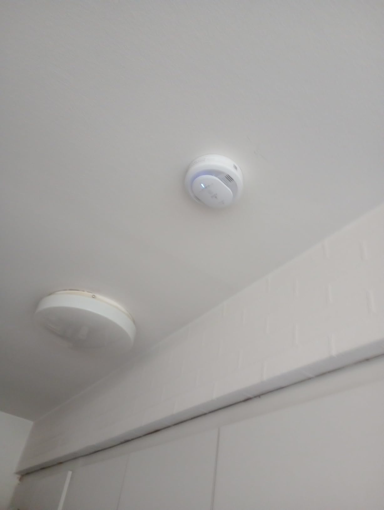 Kidde Smart Smoke Detector, Ring App Enabled for Real-Time Notifications, Wire-Free Interconnectivity, AA Battery Powered customer photo 2