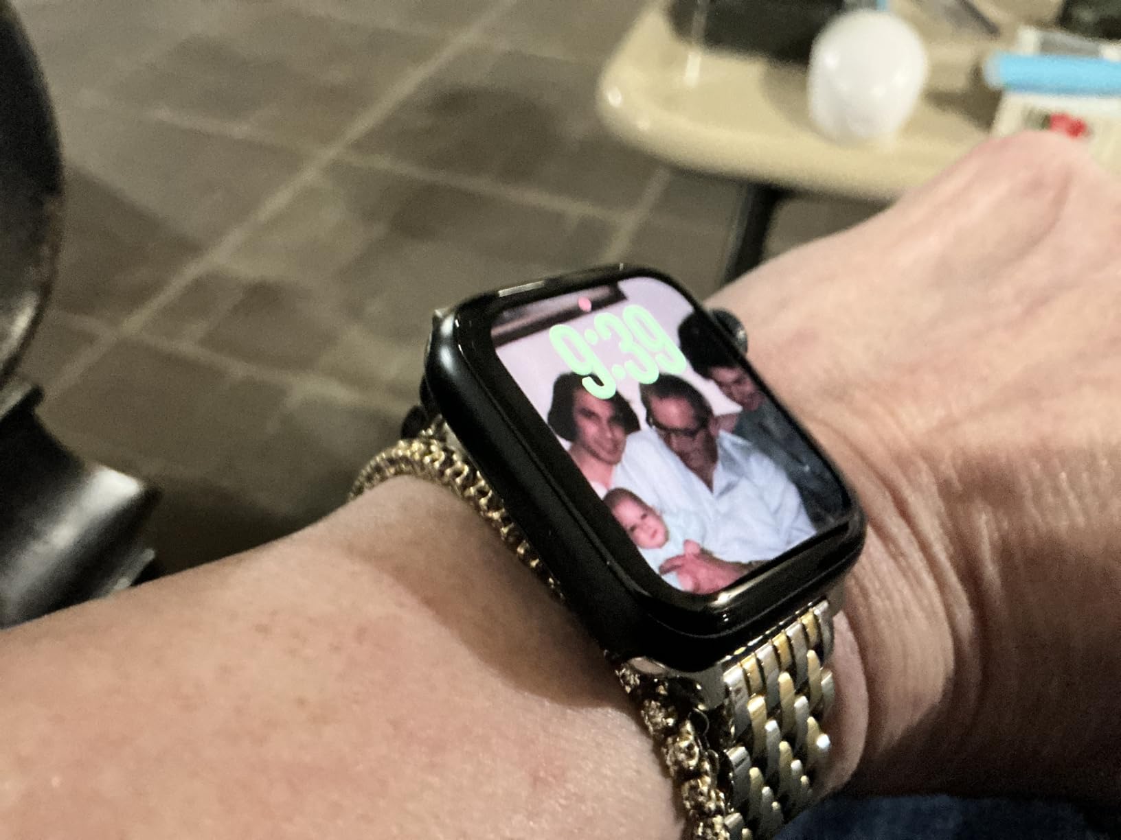 Apple Watch SE 3 [GPS + Cellular 40mm] Smartwatch with Starlight Aluminum Case with Starlight Sport Band - S/M customer photo 1