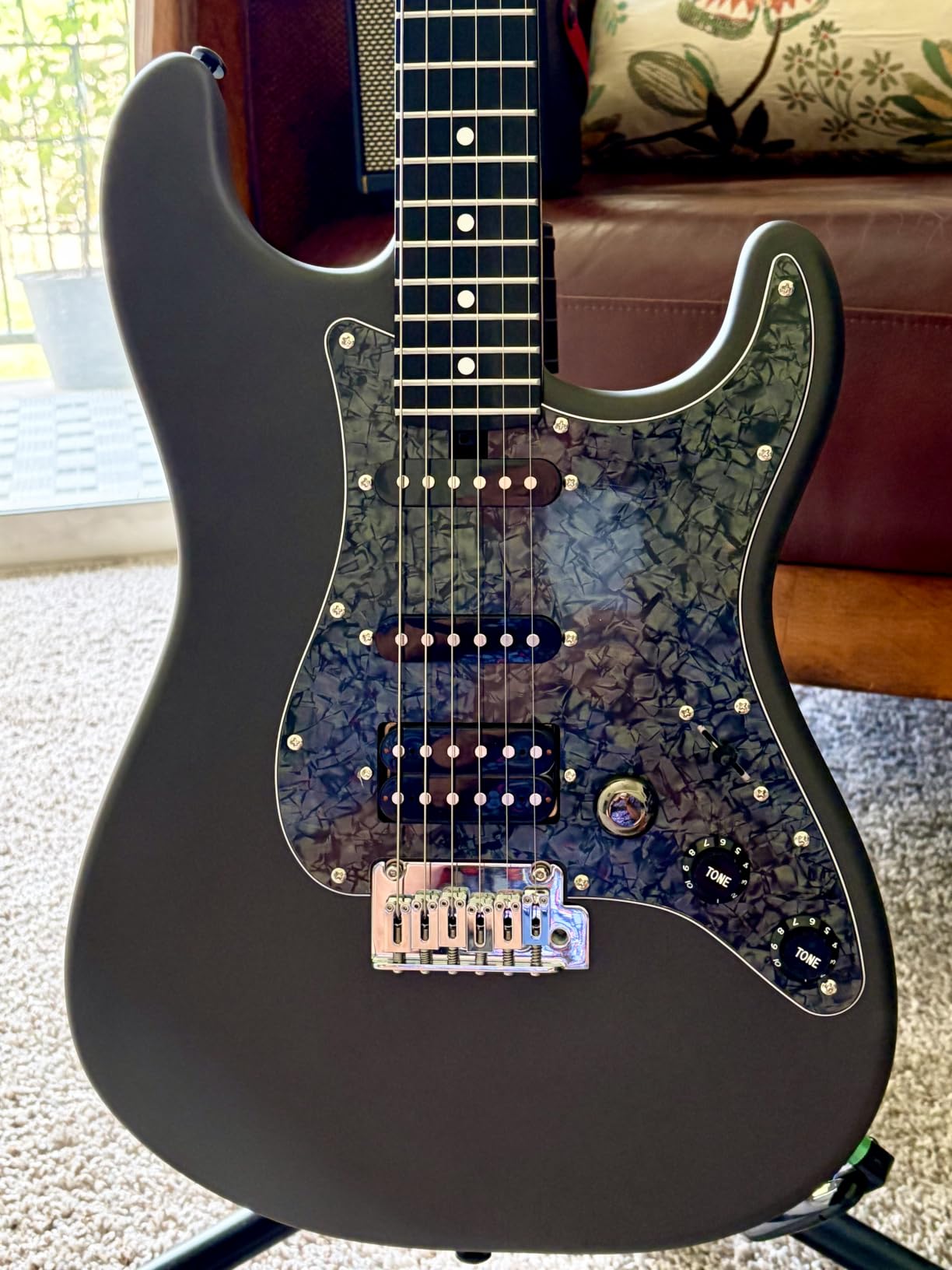 Enya XMARI Smart Electric Guitar with Built-in DSP Effects, 4 Presets, USB-C OTG Recording, Headphone Output, Custom Ceramic Pickups, Carbon Fiber Body, with Gig Bag, Strap, Cable & Picks customer photo 2