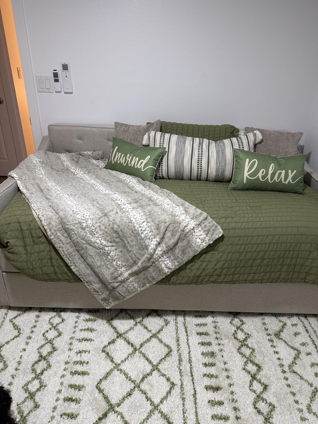 Antetek Daybed with Pop up Trundle, Fabric Upholstered Twin Size Day Bed Pull-Point Sofa Daybed Frame with Twin Roll-Out Trundle/USB Port, Beige customer photo 1
