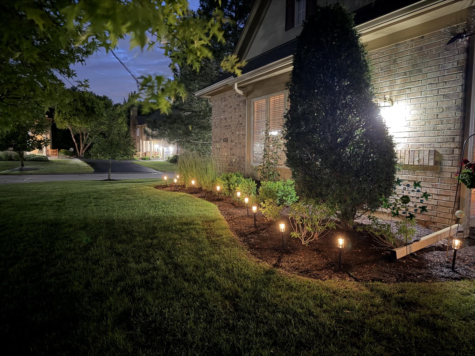 Amzarp 8 Pack Solar Garden Lights, Bright LED Solar Pathway Lights Outdoor IP65 Waterproof Rugged Shatterproof Auto On/Off for Landscape Garden Yard Walkway Driveway Lawn Lighting (3000K Warm White) customer photo 1