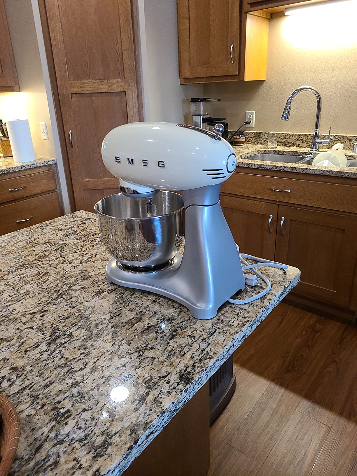 Smeg SMF04 5-Qt Stand Mixer with Smooth Start & SteadyMix, 600W Motor, 10 Speeds, Stainless Steel Bowl & Pour Shield - Retro 50's Style Planetary Mixer for Bread Dough, Baking & Desserts-Cream customer photo 2