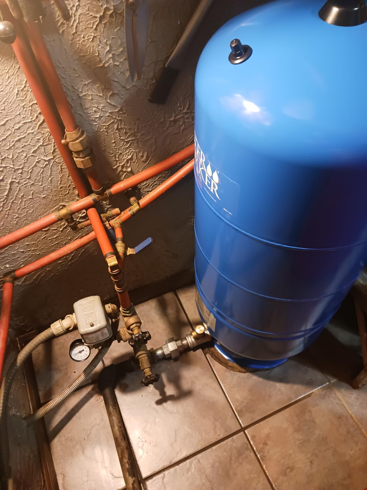 WaterWorker HT-30B Vertical Pressure Well Tank, 30-gallon tank with 26-gallon capacity, Blue customer photo 1