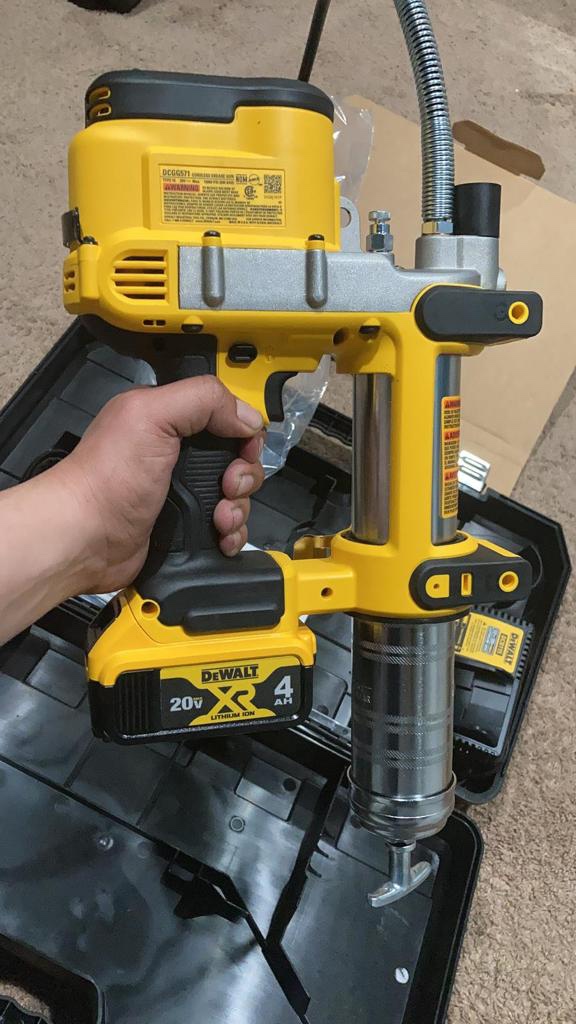 DEWALT Grease Gun Kit 20V MAX with 4.0Ah Battery and Charger, Cordless Grease Gun, LED Light, 42