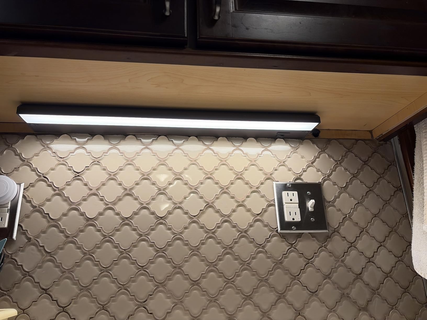 GETINLIGHT 12-Inch 3-CCT LED Under Cabinet Light, Hardwired/Plug-in, White | Choose 2700K, 3000K, or 4000K. Dimmable with a brushed nickel finish customer photo 2