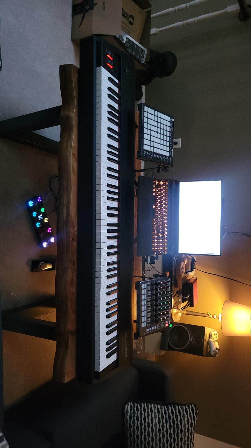 M-AUDIO Hammer 88 USB MIDI Keyboard Controller | 88 Weighted Hammer Action Keys customer photo 2