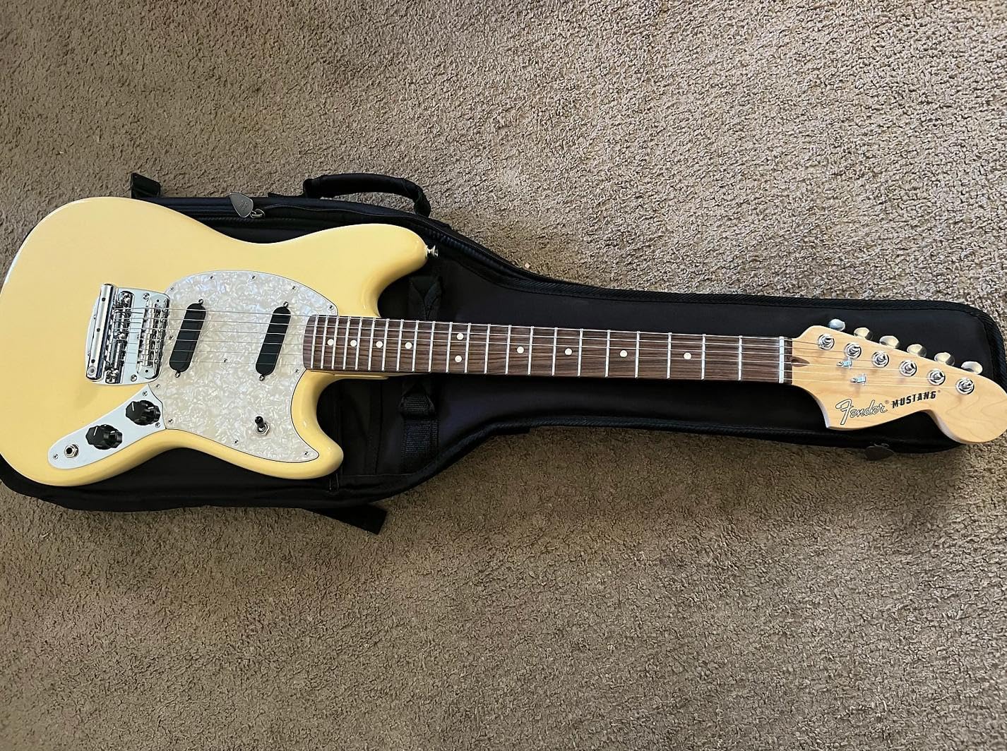 Fender American Performer Mustang, Vintage White with Rosewood Fingerboard customer photo 2