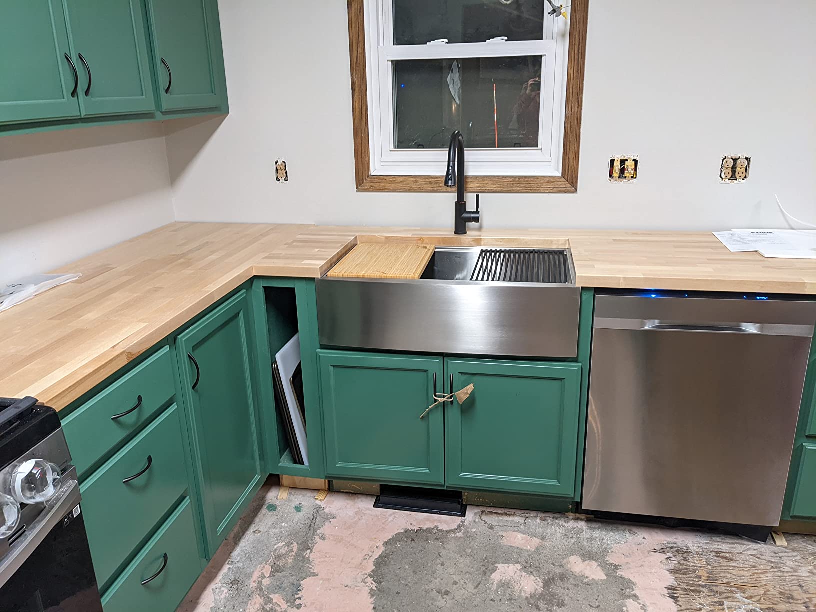 KRAUS Kore Workstation 33-inch Farmhouse Apron Front 16 Gauge Black Stainless Steel Single Bowl Kitchen Sink in PVD Gunmetal Finish with Accessories, KWF210-33/PGM customer photo 1