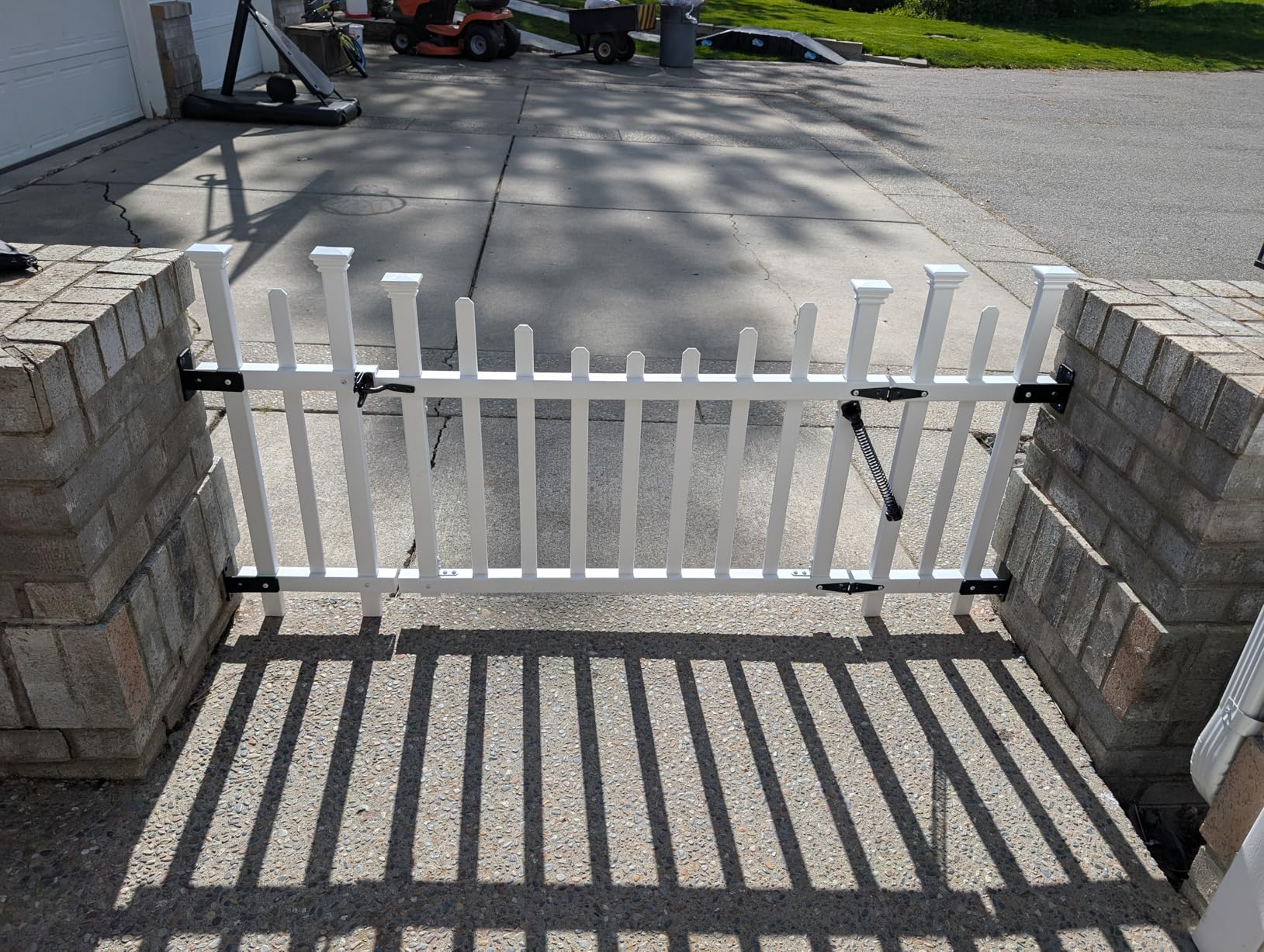 Zippity Washington Picket Gate, White Vinyl DIY No Dig Kit | 2.5ftH x 5ftW, 1 Gate, ZP19049 customer photo 2
