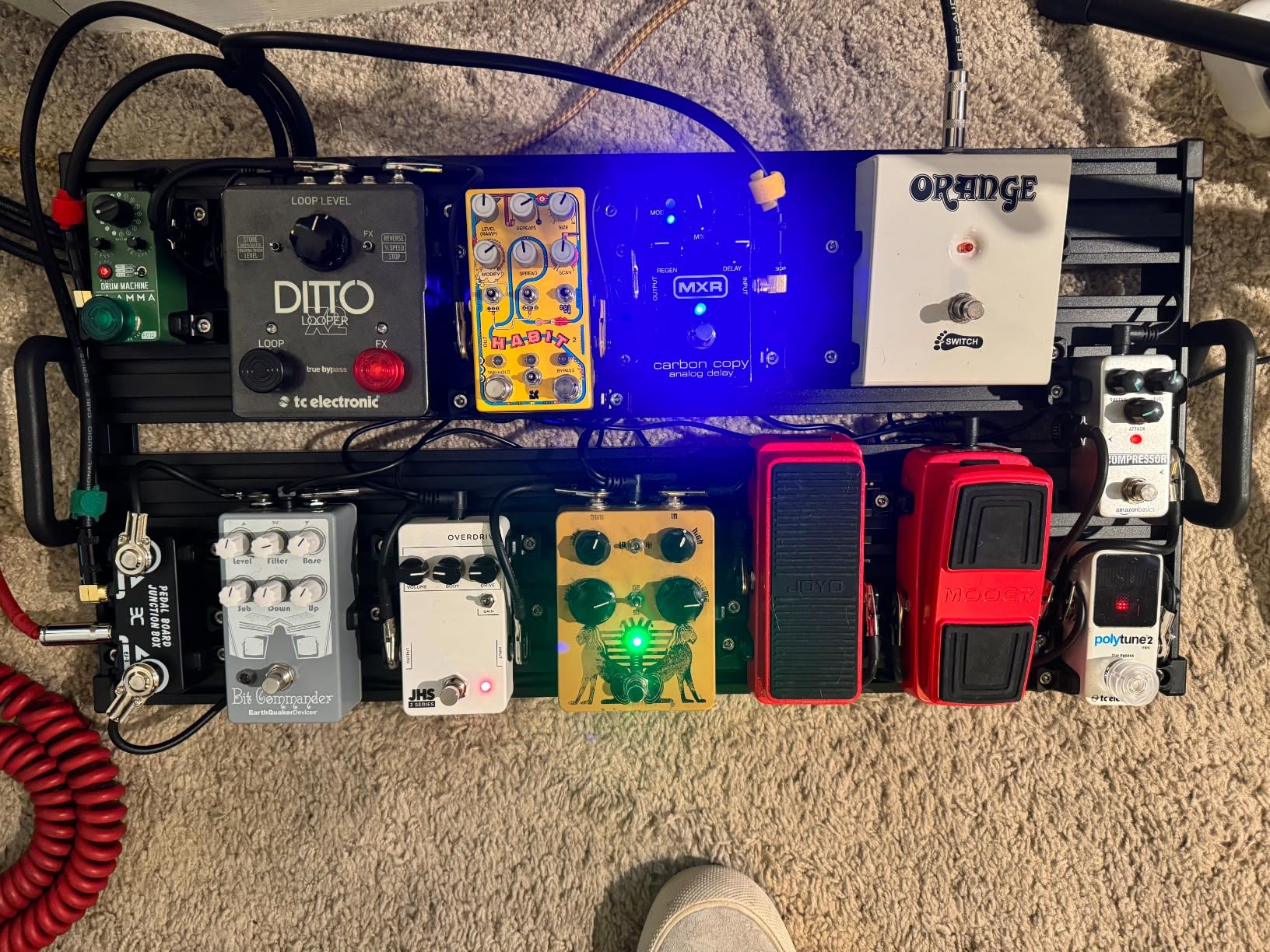GUITTO Guitar Pedalboard, Secure Clip-On Design Aluminum Alloy Pedal Board with Carry Bag, No Adhesive Needed for Effects Pedals, for Gigs and Rehearsals, GPB-02 Medium customer photo 2