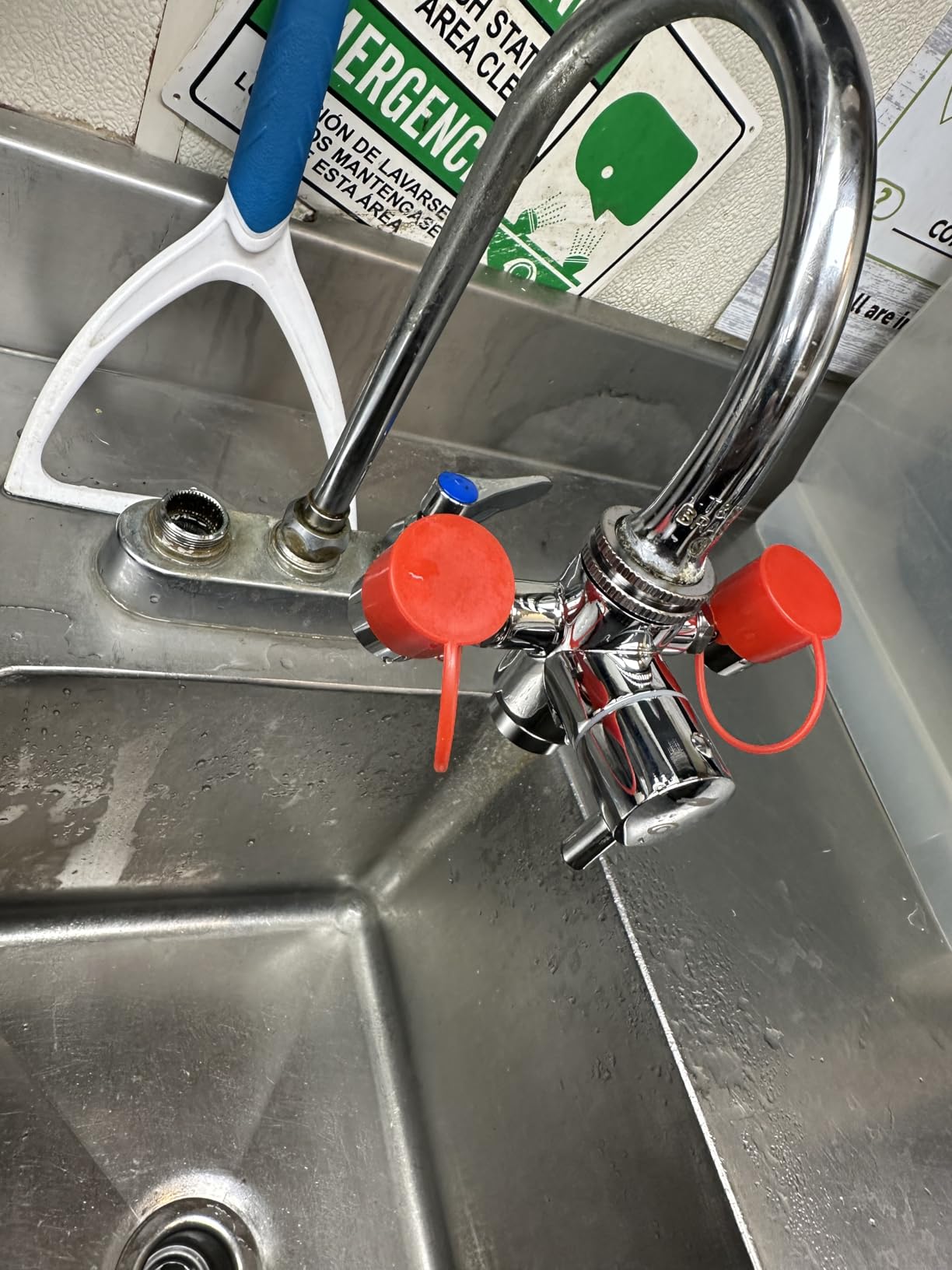 Lunarlipes Faucet Mounted Eyewash Station Kit, Emergency Eye Wash Unit | OSHA Approved First Aid Eye Flush Kit, 1x Eyewash Station, 4x Adapters, 2X Inspection Tags,1x Emergency Eye Wash Station Sign customer photo 1