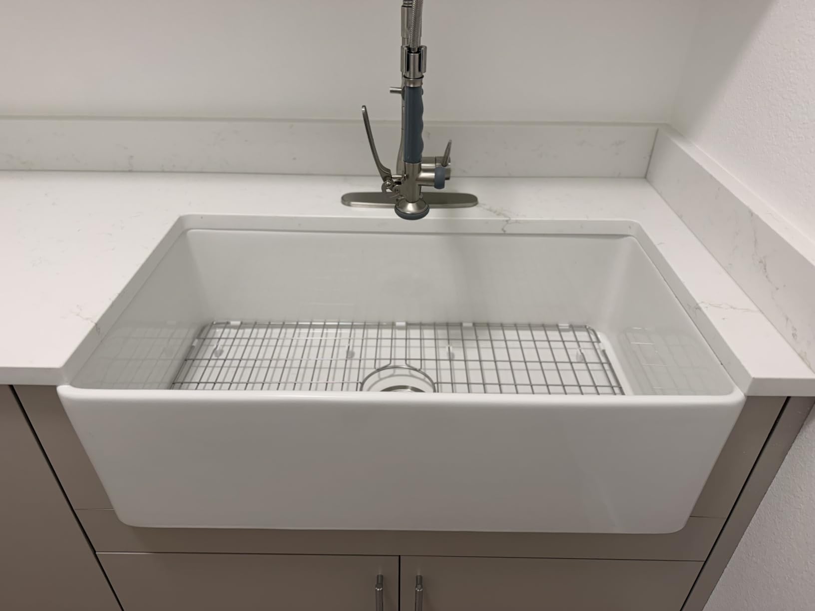 Miuara Farmhouse Sink 33 x 18 Inch White Fireclay Apron Front Kitchen Sink | Heavy duty fireclay large single bowl, Resistant to stains, chipping, heat & scratch customer photo 2