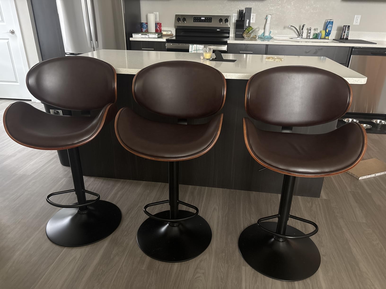 YaFiti Bar Stools Set of 4, Bentwood Adjustable Height Swivel Bar Stools, PU Leather Upholstered Bar Chair with Back and Footrest for Bar, Kitchen, Dining Room, Black customer photo 1