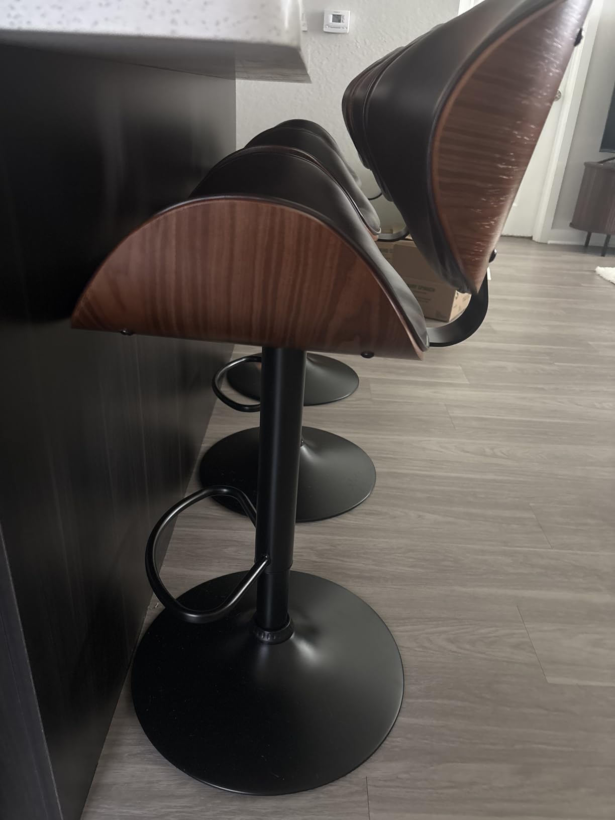 YaFiti Bar Stools Set of 4, Bentwood Adjustable Height Swivel Bar Stools, PU Leather Upholstered Bar Chair with Back and Footrest for Bar, Kitchen, Dining Room, Black customer photo 2