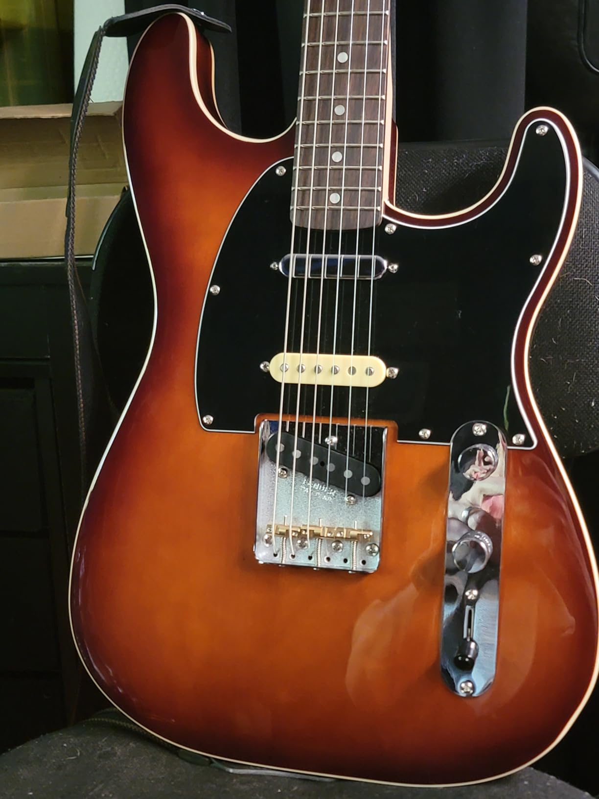Squier Paranormal Custom Nashville Stratocaster, Laurel Fingerboard, Black Pickguard, Chocolate 2-Color Sunburst customer photo 2
