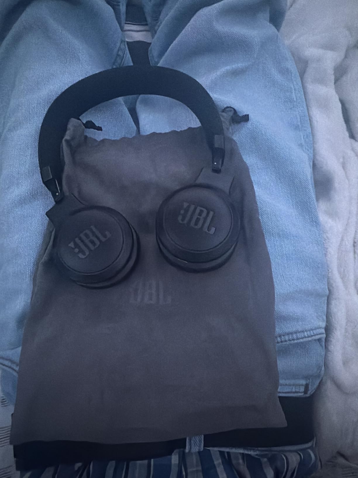 JBL Live 670NC - Wireless On-Ear Headphones with Adaptive Noise Cancelling with Smart Ambient, Up to 65H Battery Life with Speed Charge, Lightweight, Comfortable and Foldable Design customer photo 1