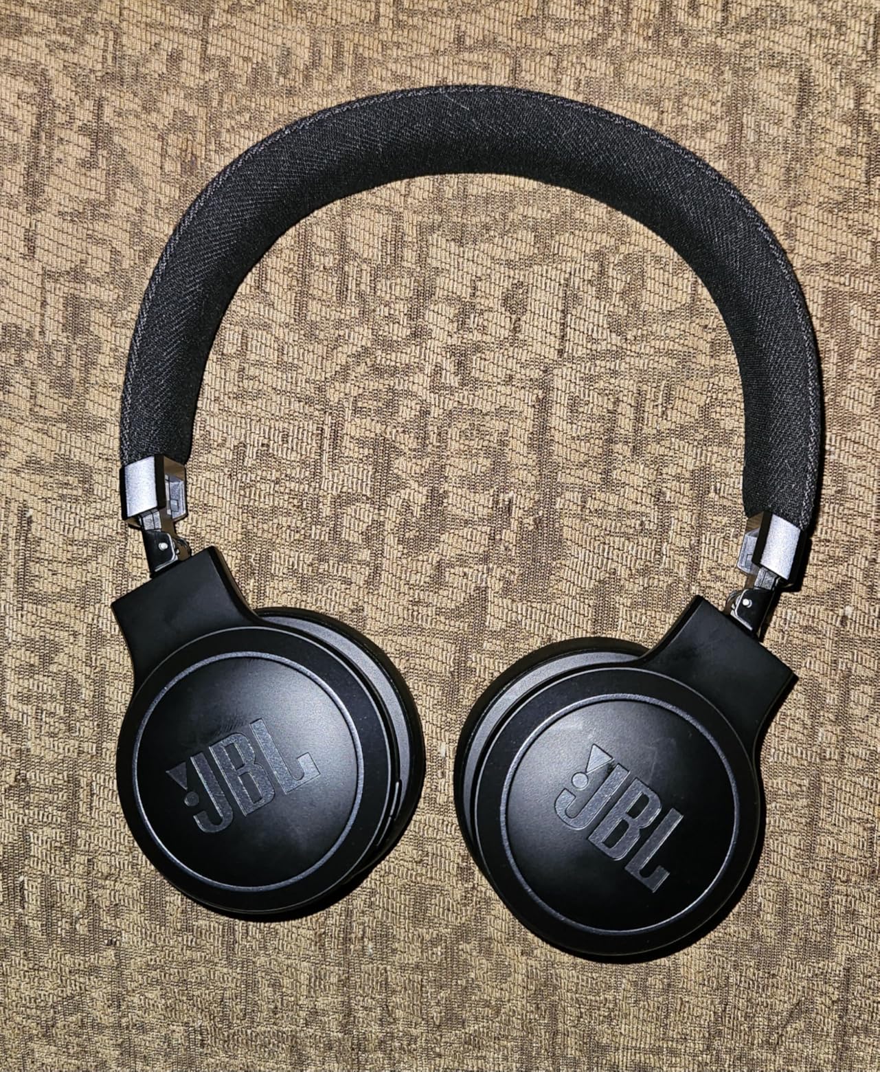 JBL Live 670NC - Wireless On-Ear Headphones with Adaptive Noise Cancelling with Smart Ambient, Up to 65H Battery Life with Speed Charge, Lightweight, Comfortable and Foldable Design customer photo 2