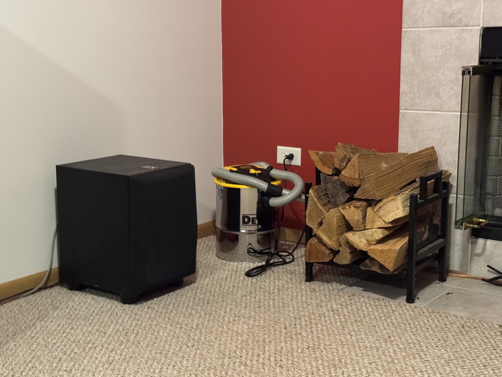 DEWALT Ash Vacuum DXV04A, 4 Gallon Metal Canister, 4 HP Powerful Motor, Strong Suction, and Efficient Filtration Safe Ash Vacuum for Pellet Stoves, Fireplaces, and BBQ Grills customer photo 1