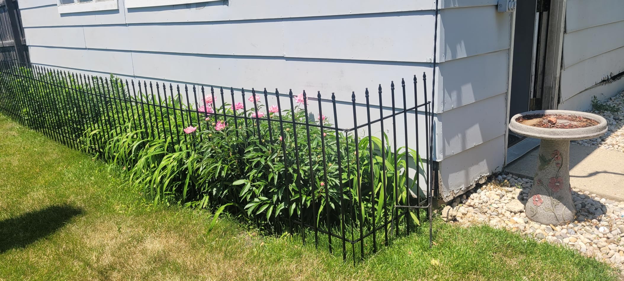 Thealyn Metal Garden Fence 32 in H x 24 in W 5 Panels (4 Panels + 1 Gate) Total Length 10 ft, No Need Dig Rustproof Animal Barrier Fencing Border Fence for Dog, Patio,Yard, Landscape, Flower Bed customer photo 1